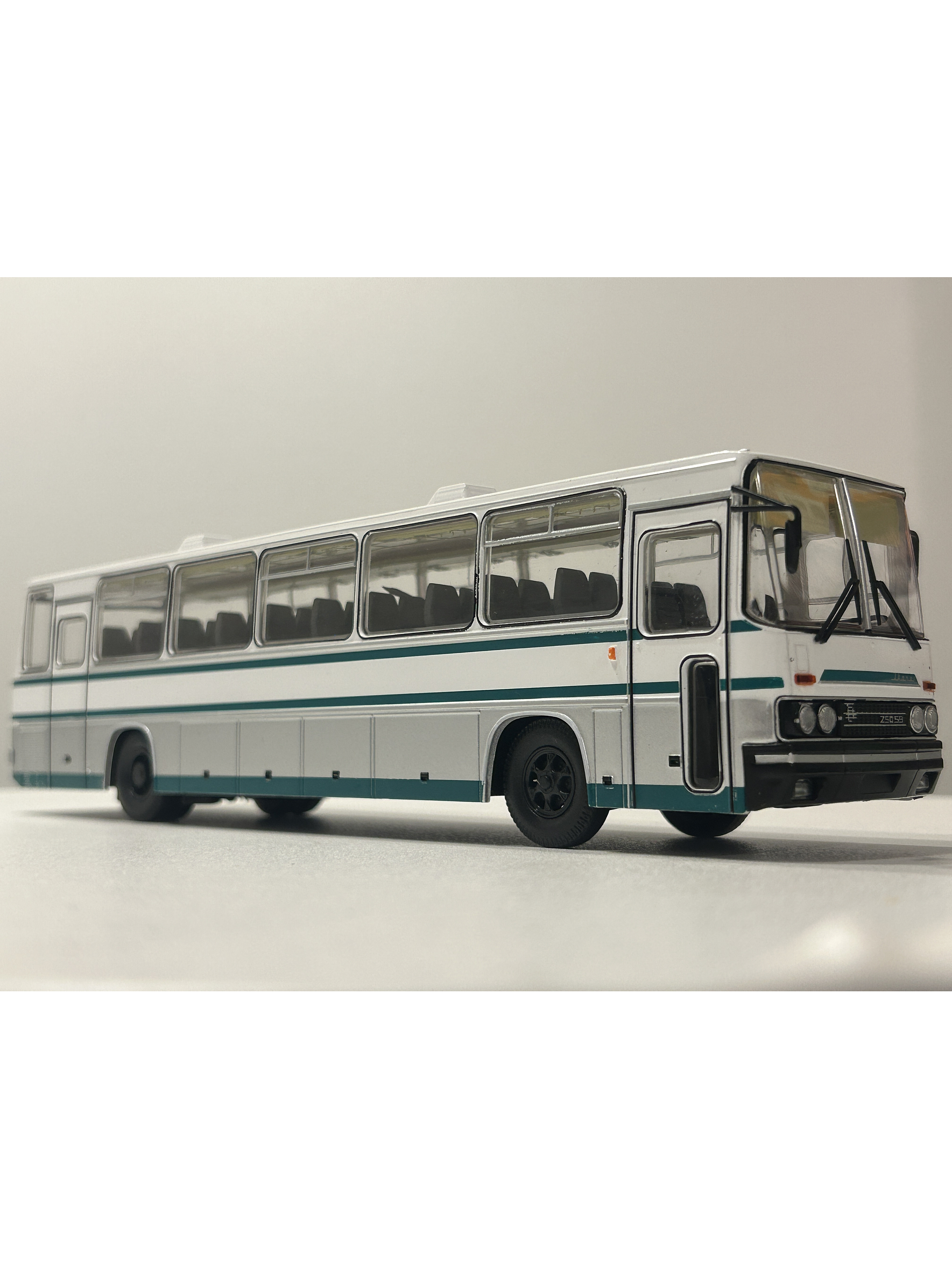 Ikarus 250.59 Premium ClassiXXs 1:43 blanco/verde – Bus interurbano húngaro clásico de colección  3