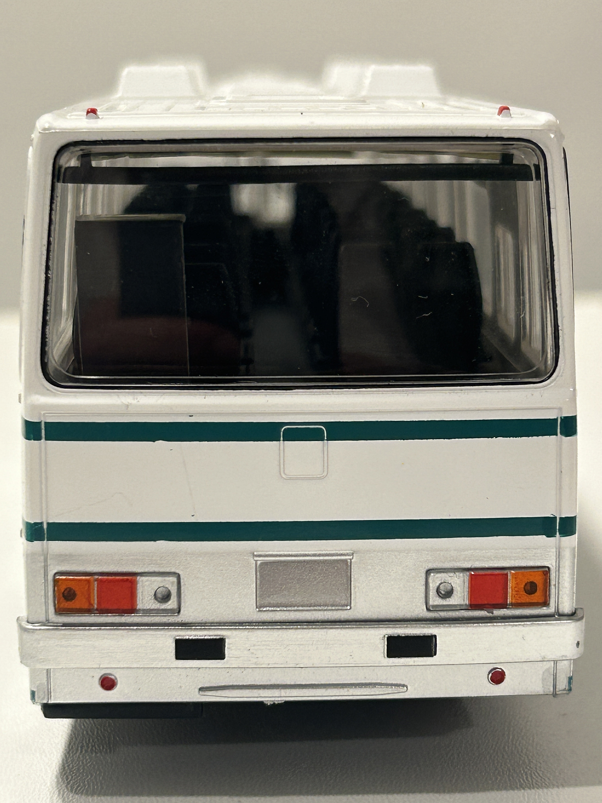 Ikarus 250.59 Premium ClassiXXs 1:43 blanco/verde – Bus interurbano húngaro clásico de colección  8
