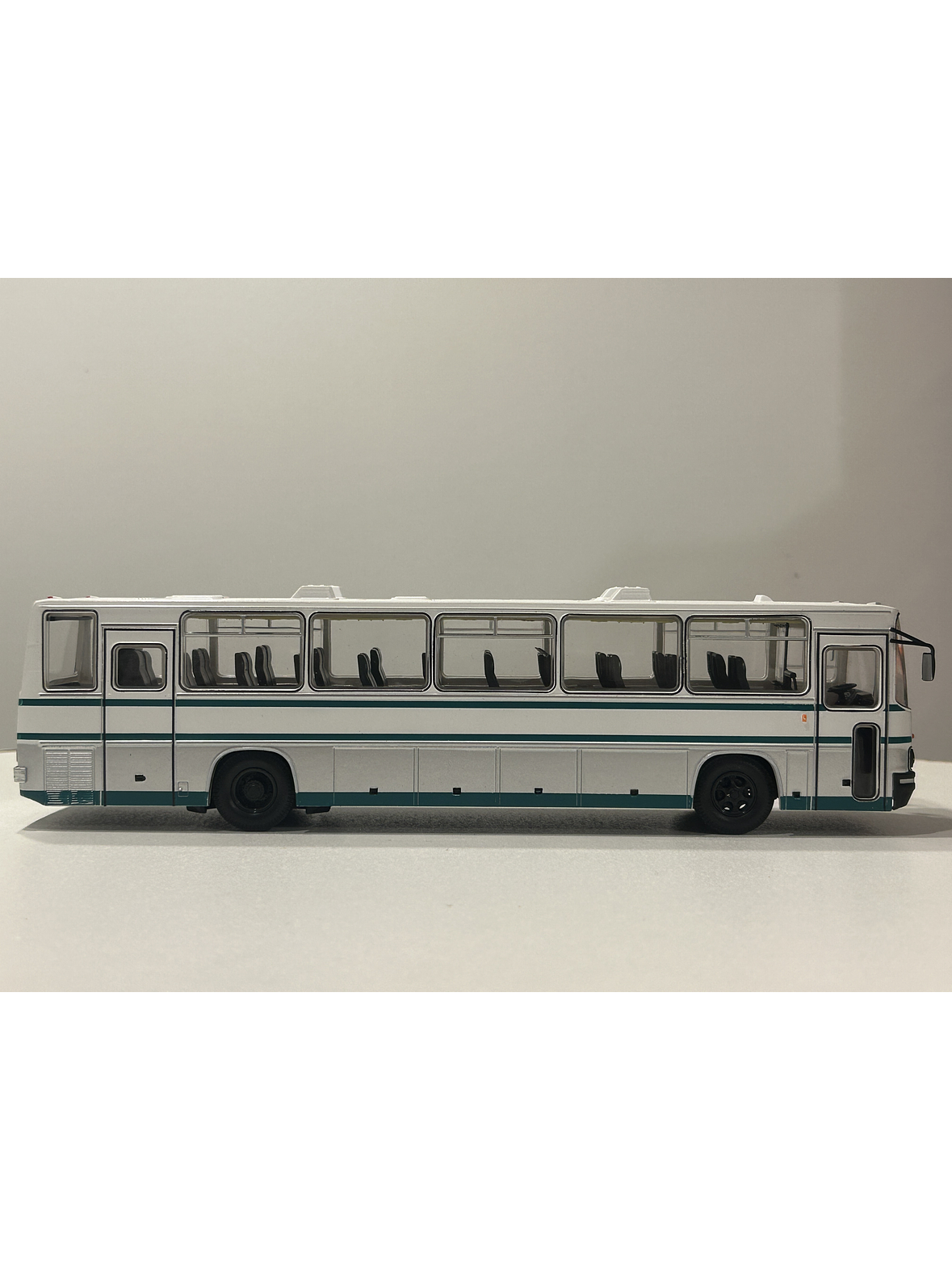 Ikarus 250.59 Premium ClassiXXs 1:43 blanco/verde – Bus interurbano húngaro clásico de colección  4