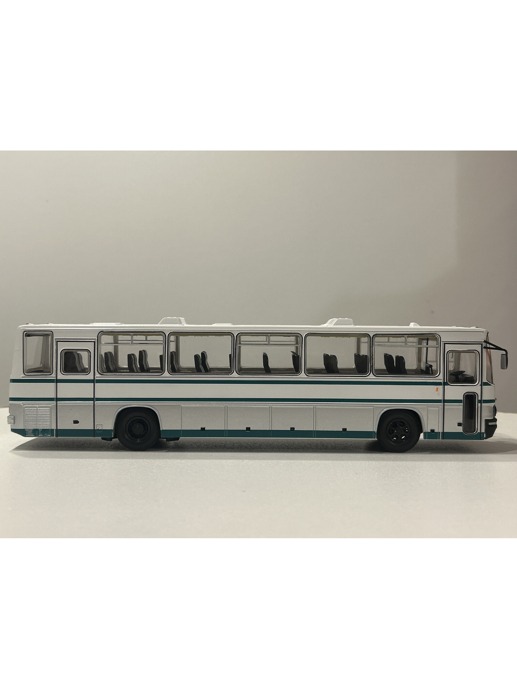 Ikarus 250.59 Premium ClassiXXs 1:43 blanco/verde – Bus interurbano húngaro clásico de colección  4