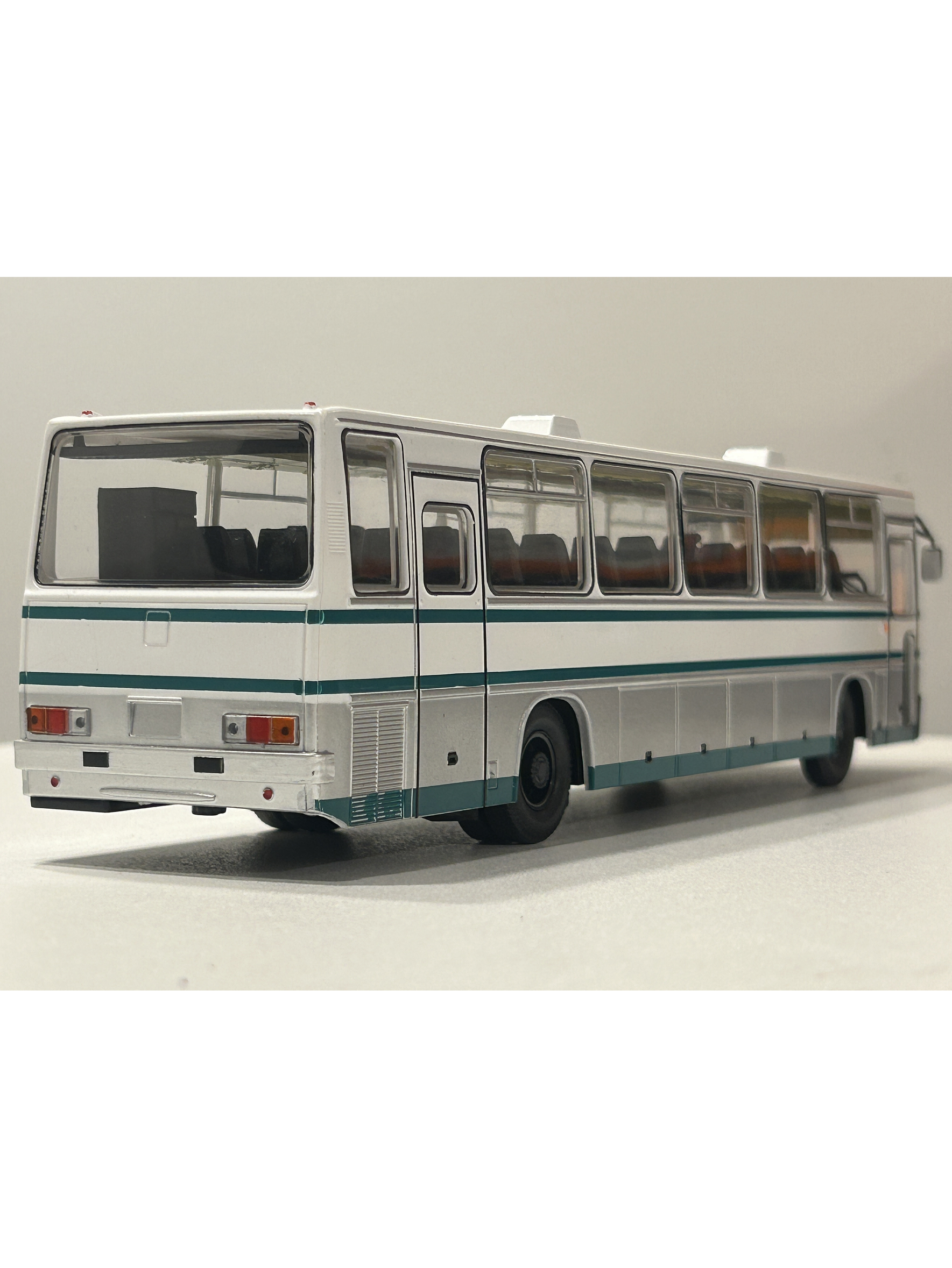 Ikarus 250.59 Premium ClassiXXs 1:43 blanco/verde – Bus interurbano húngaro clásico de colección  5