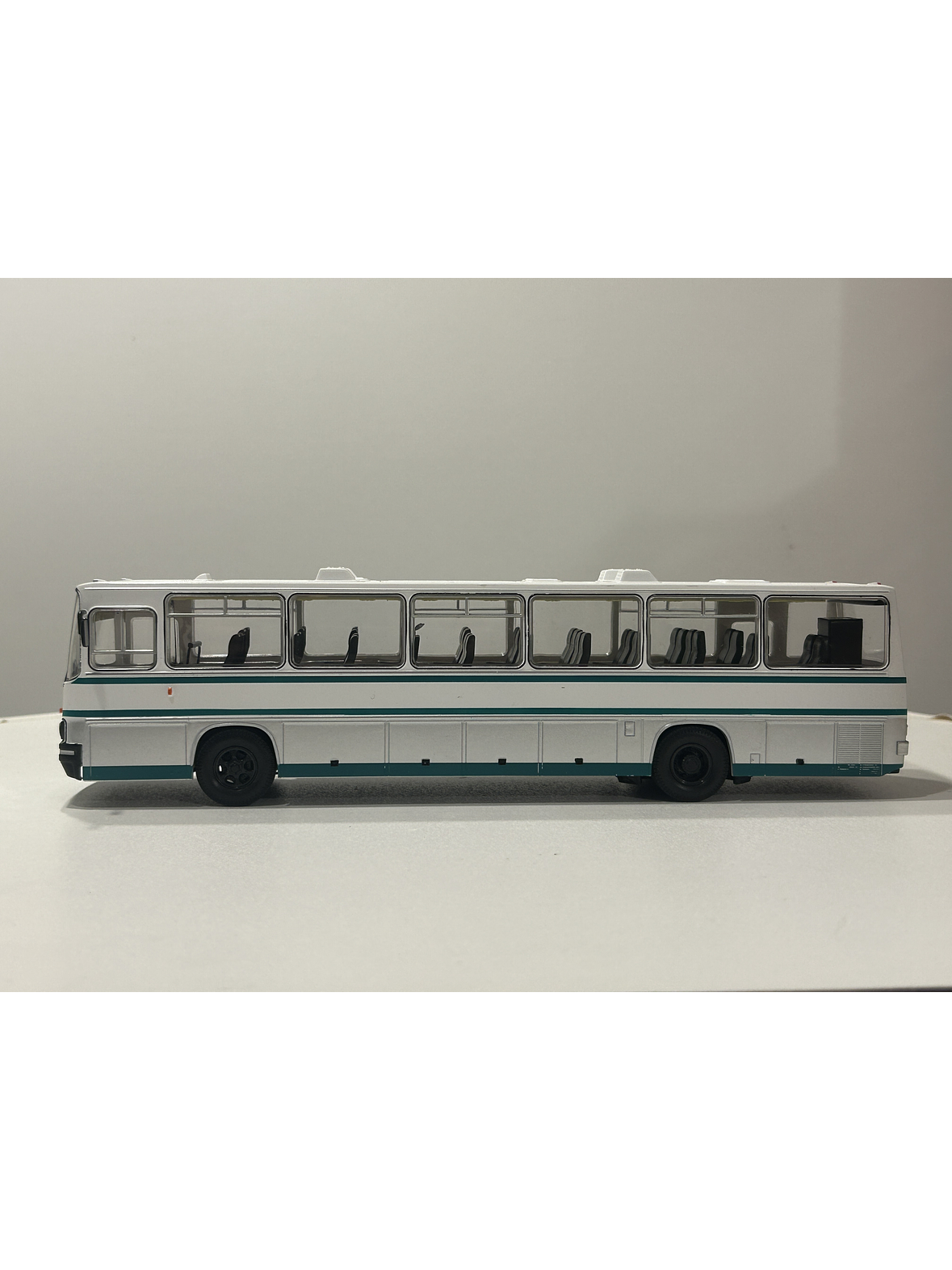 Ikarus 250.59 Premium ClassiXXs 1:43 blanco/verde – Bus interurbano húngaro clásico de colección  7