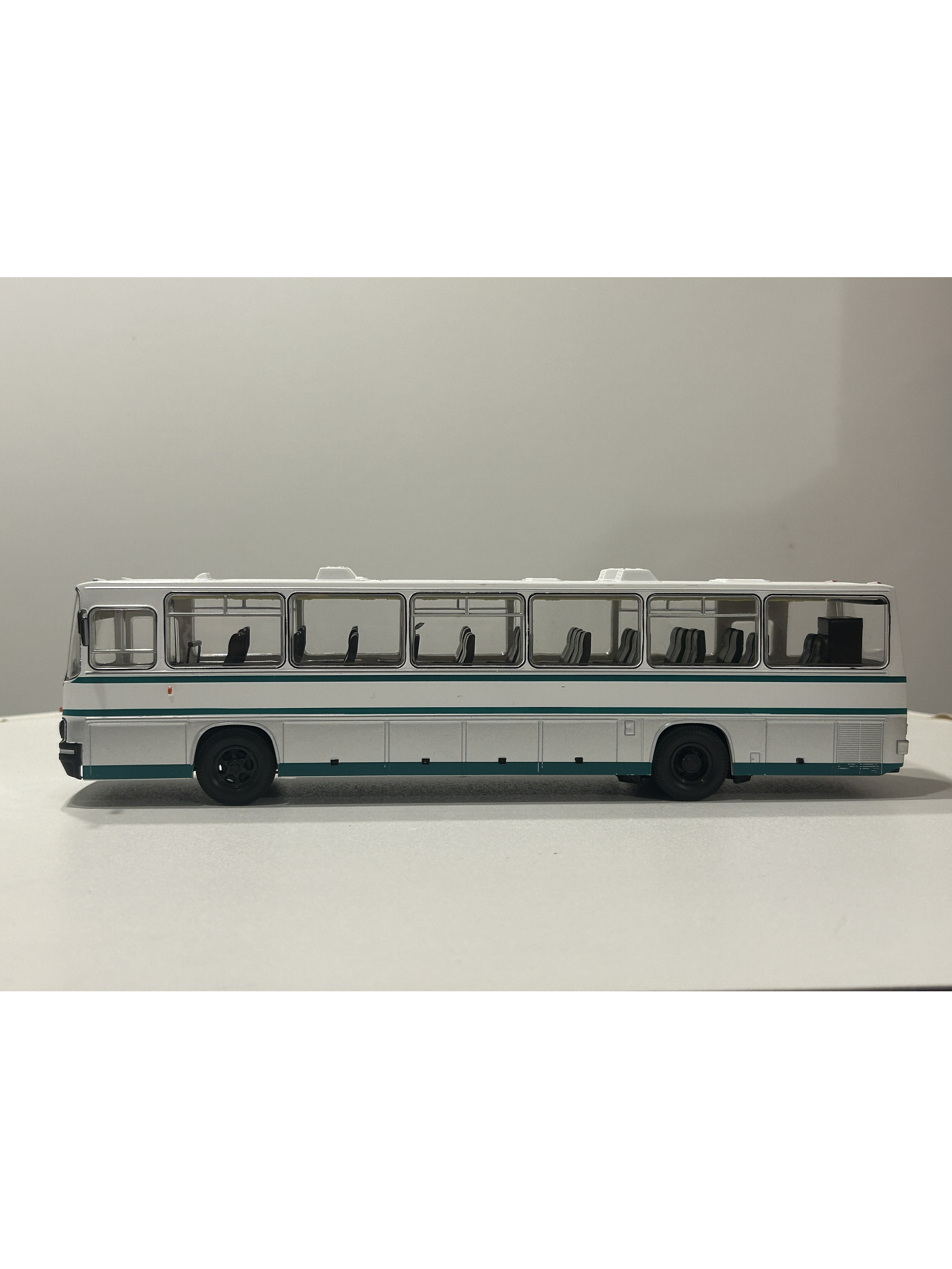Ikarus 250.59 Premium ClassiXXs 1:43 blanco/verde – Bus interurbano húngaro clásico de colección  7