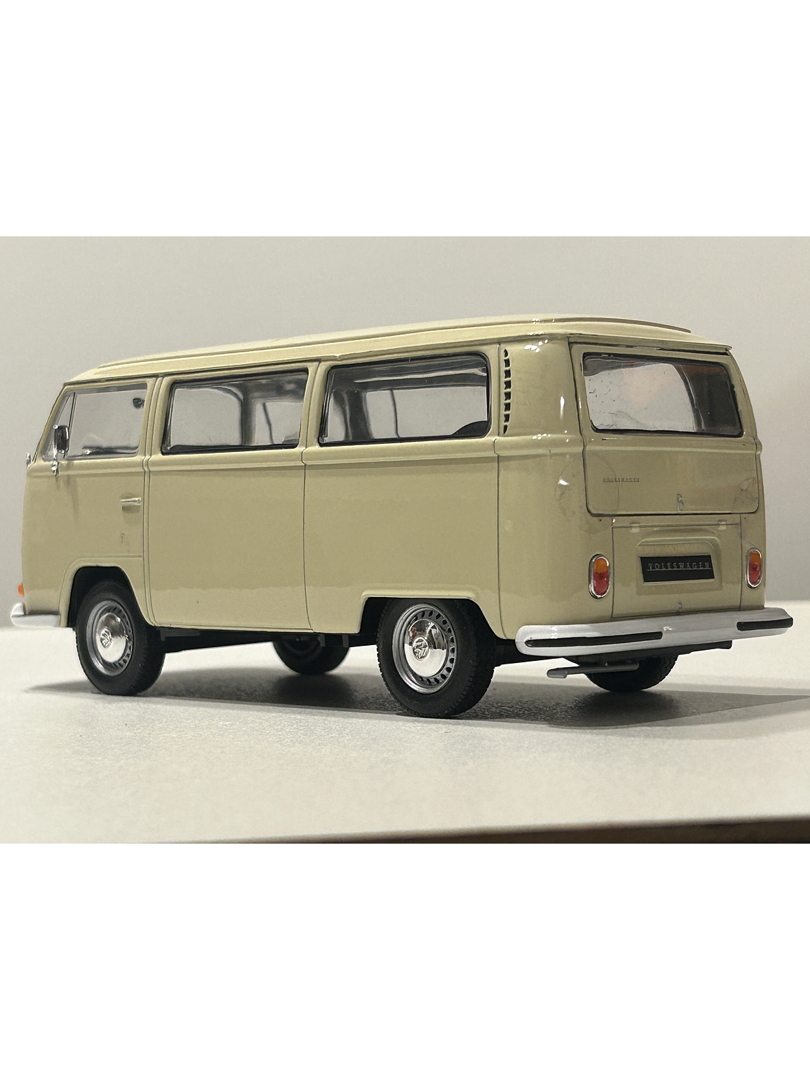 Volkswagen T2 Bus 1972 beige 1:24 Welly – Microbús Kombi clásico de colección 9