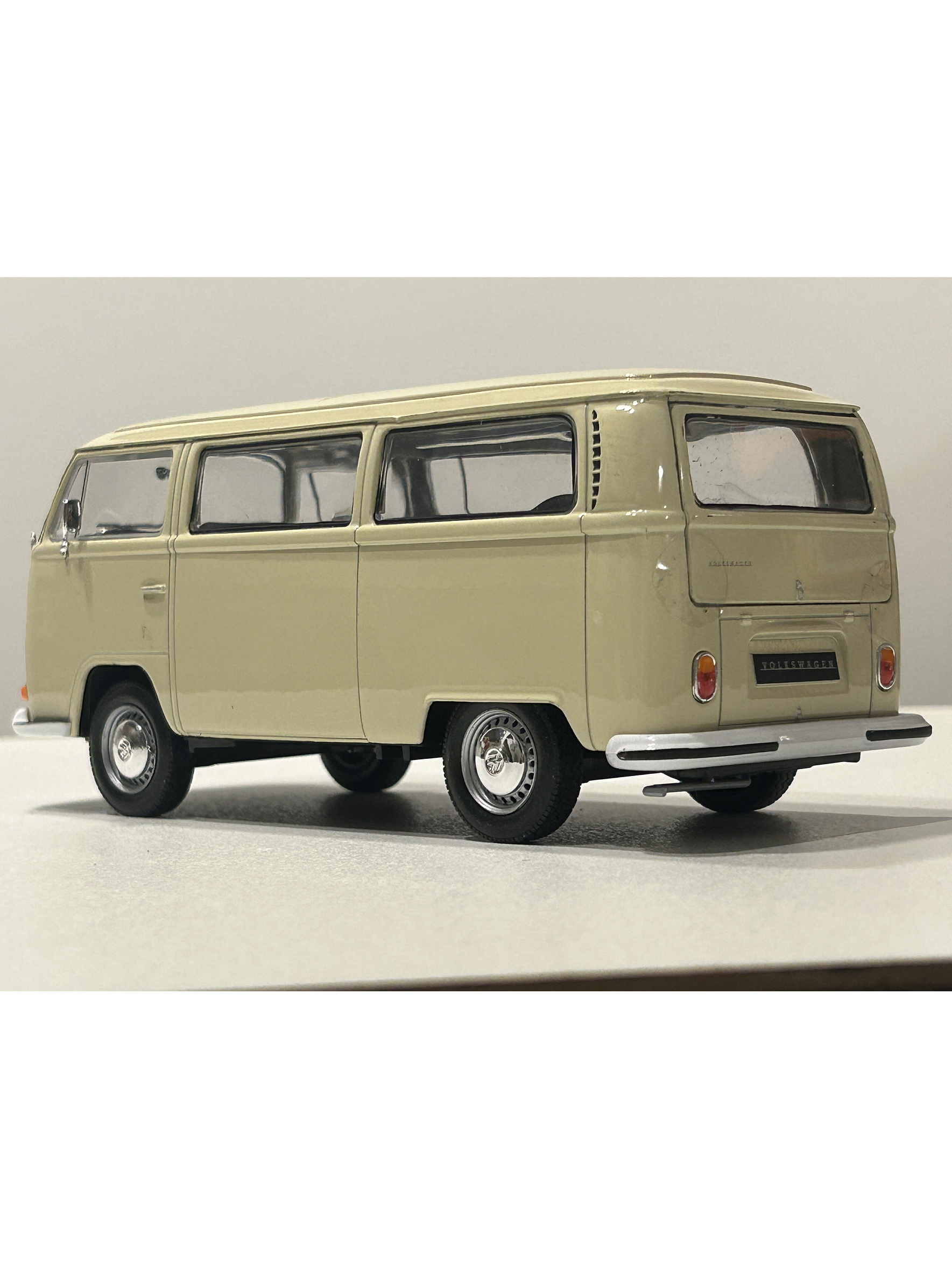 Volkswagen T2 Bus 1972 beige 1:24 Welly – Microbús Kombi clásico de colección 9