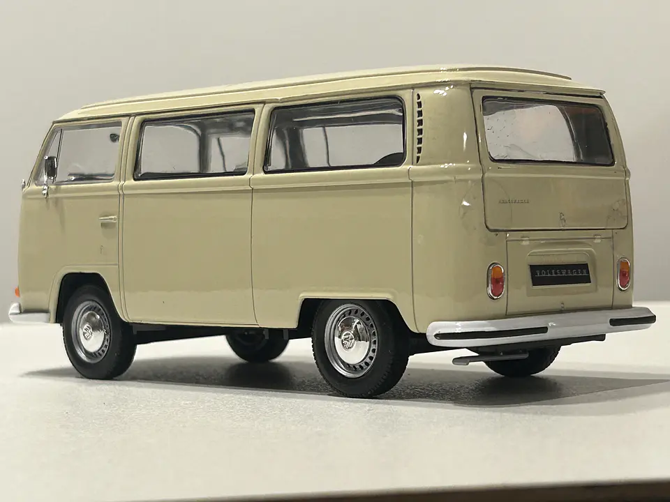 Bus Volkswagen VW T2 Bus 1972 | Welly Escala 1:24 9