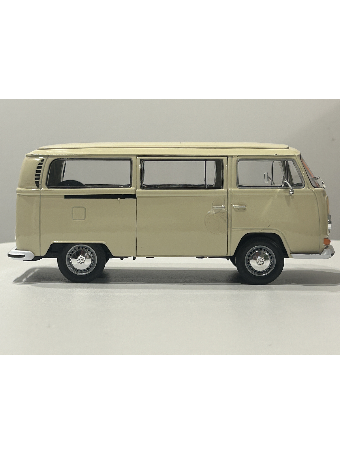 Volkswagen T2 Bus 1972 beige 1:24 Welly – Microbús Kombi clásico de colección 7