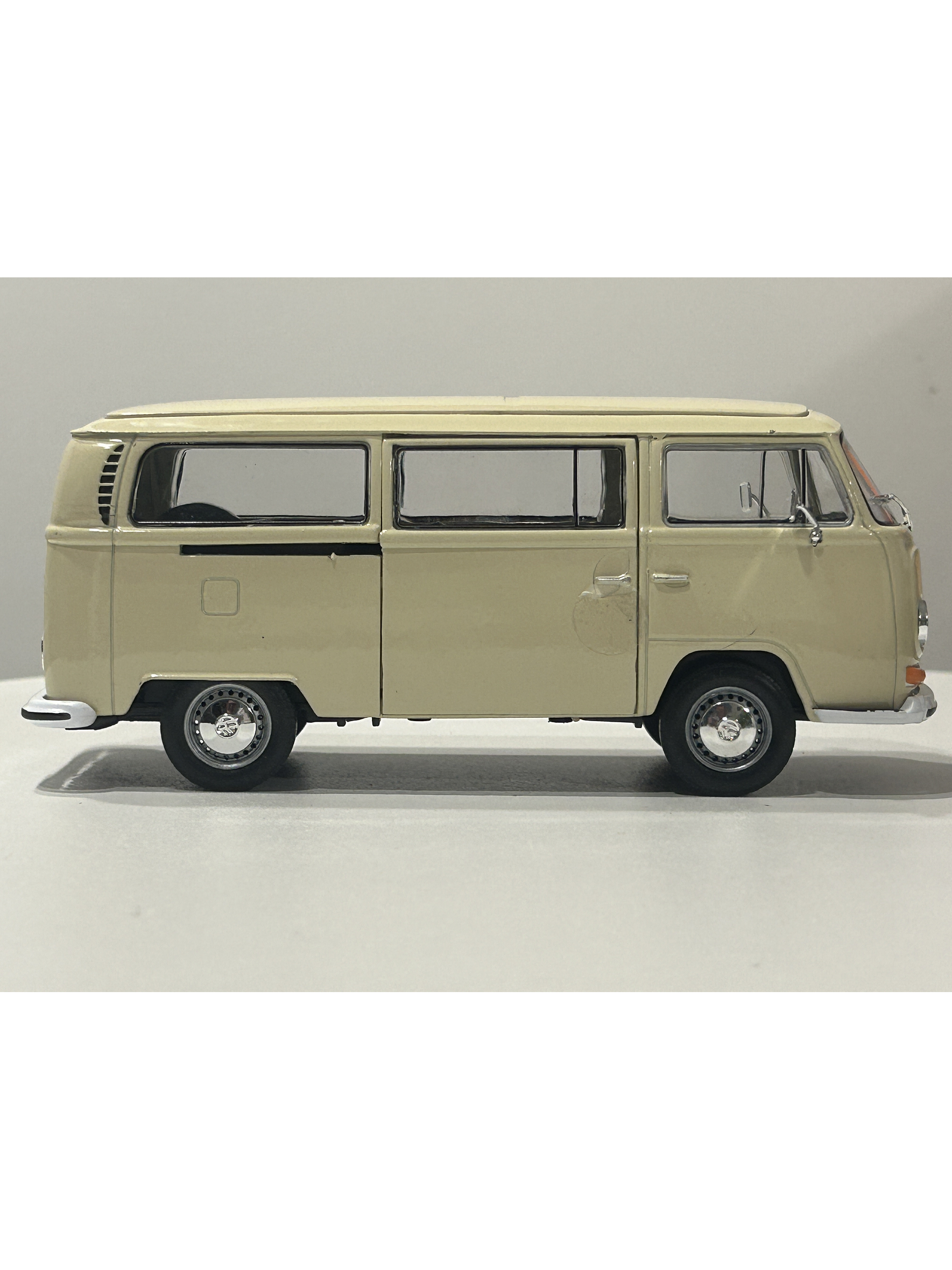 Volkswagen T2 Bus 1972 beige 1:24 Welly – Microbús Kombi clásico de colección 7
