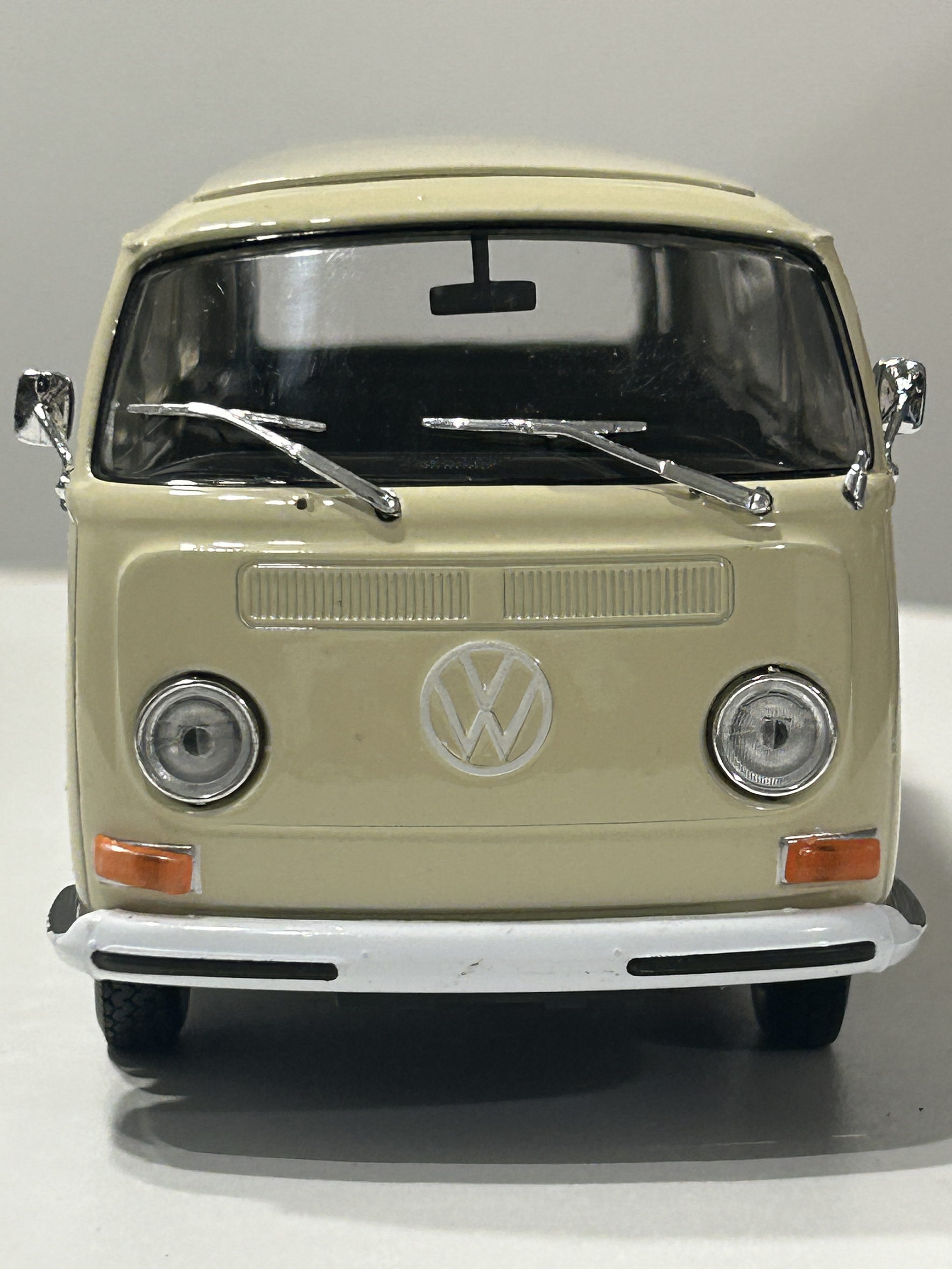 Volkswagen T2 Bus 1972 beige 1:24 Welly – Microbús Kombi clásico de colección 2