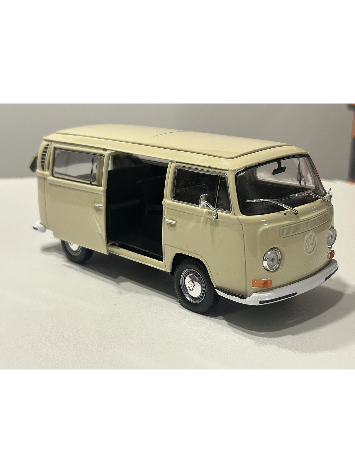 Volkswagen T2 Bus 1972 beige 1:24 Welly – Microbús Kombi clásico de colección 4