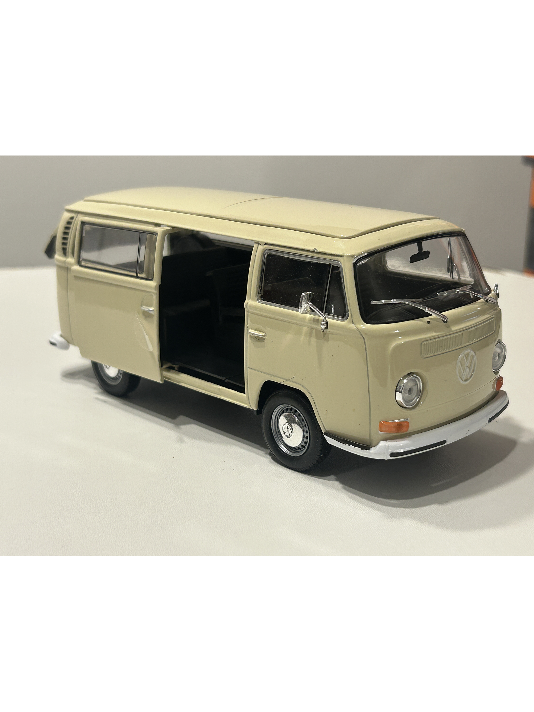 Volkswagen T2 Bus 1972 beige 1:24 Welly – Microbús Kombi clásico de colección 4