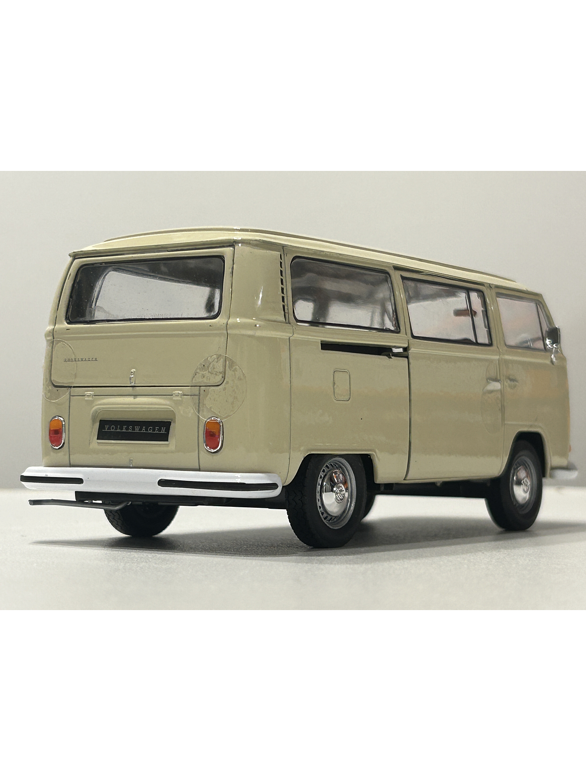 Volkswagen T2 Bus 1972 beige 1:24 Welly – Microbús Kombi clásico de colección 5