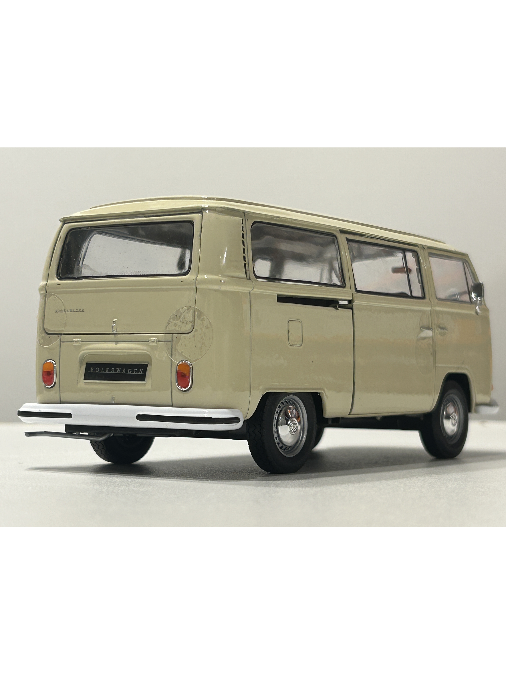 Volkswagen T2 Bus 1972 beige 1:24 Welly – Microbús Kombi clásico de colección 5