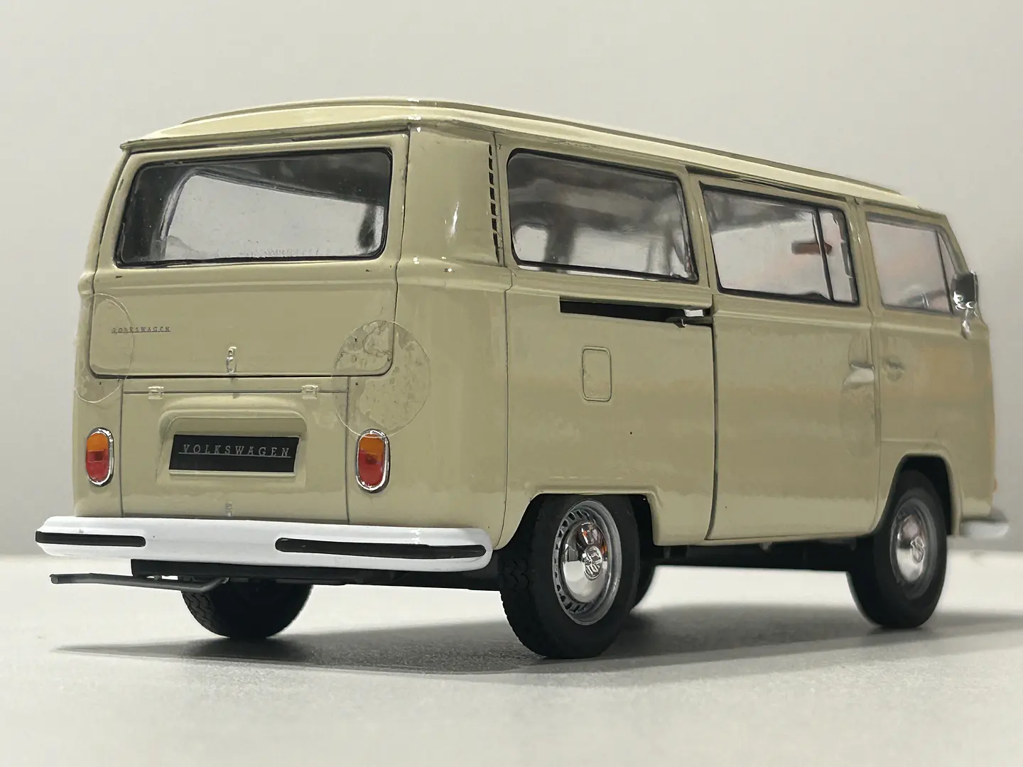 Bus Volkswagen VW T2 Bus 1972 | Welly Escala 1:24 5