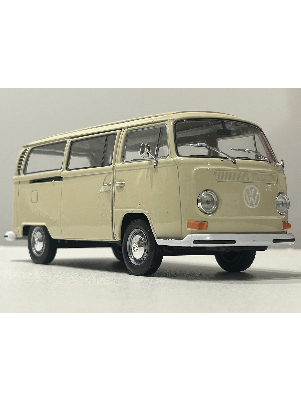 Volkswagen T2 Bus 1972 beige 1:24 Welly – Microbús Kombi clásico de colección 3