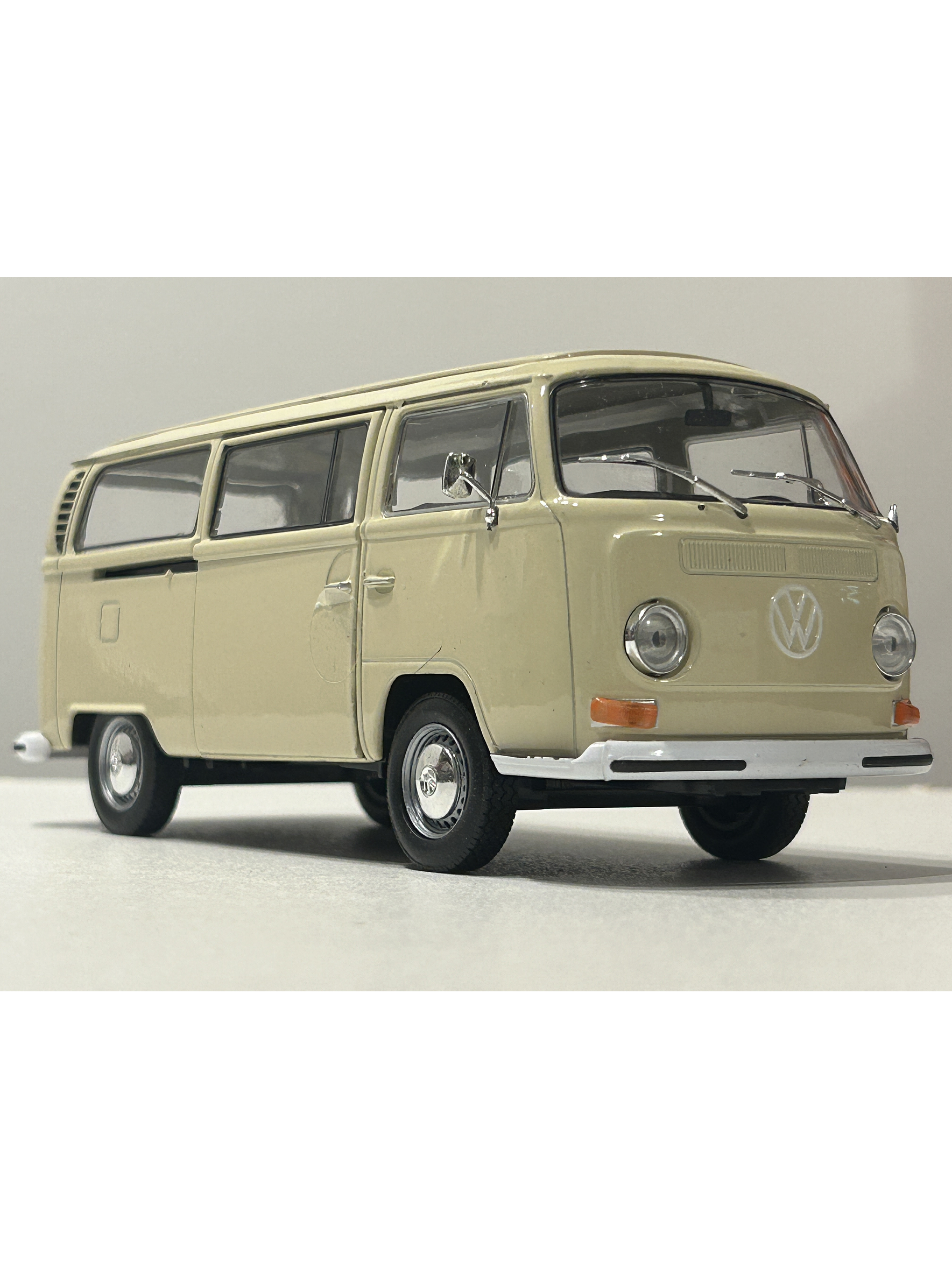 Volkswagen T2 Bus 1972 beige 1:24 Welly – Microbús Kombi clásico de colección 3
