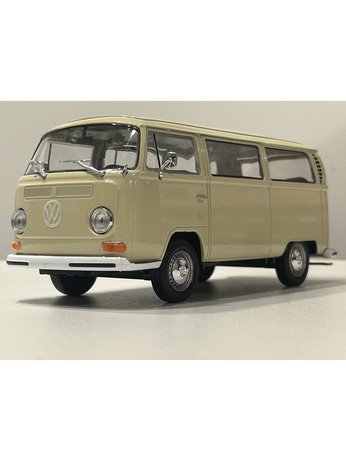 Volkswagen T2 Bus 1972 beige 1:24 Welly – Microbús Kombi clásico de colección 1
