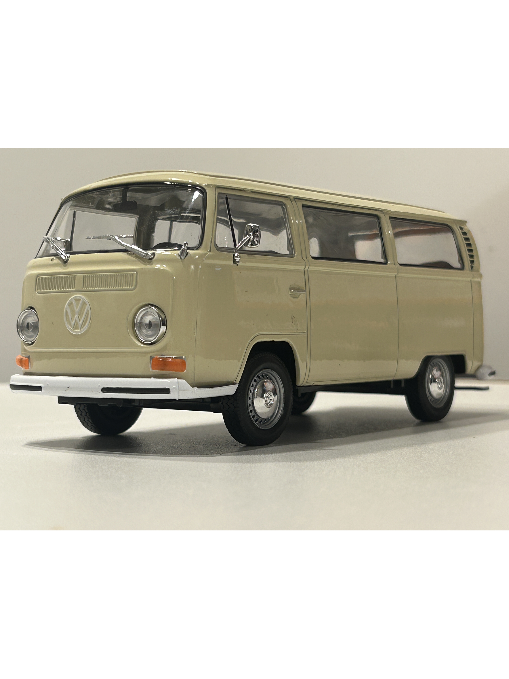 Volkswagen T2 Bus 1972 beige 1:24 Welly – Microbús Kombi clásico de colección 1