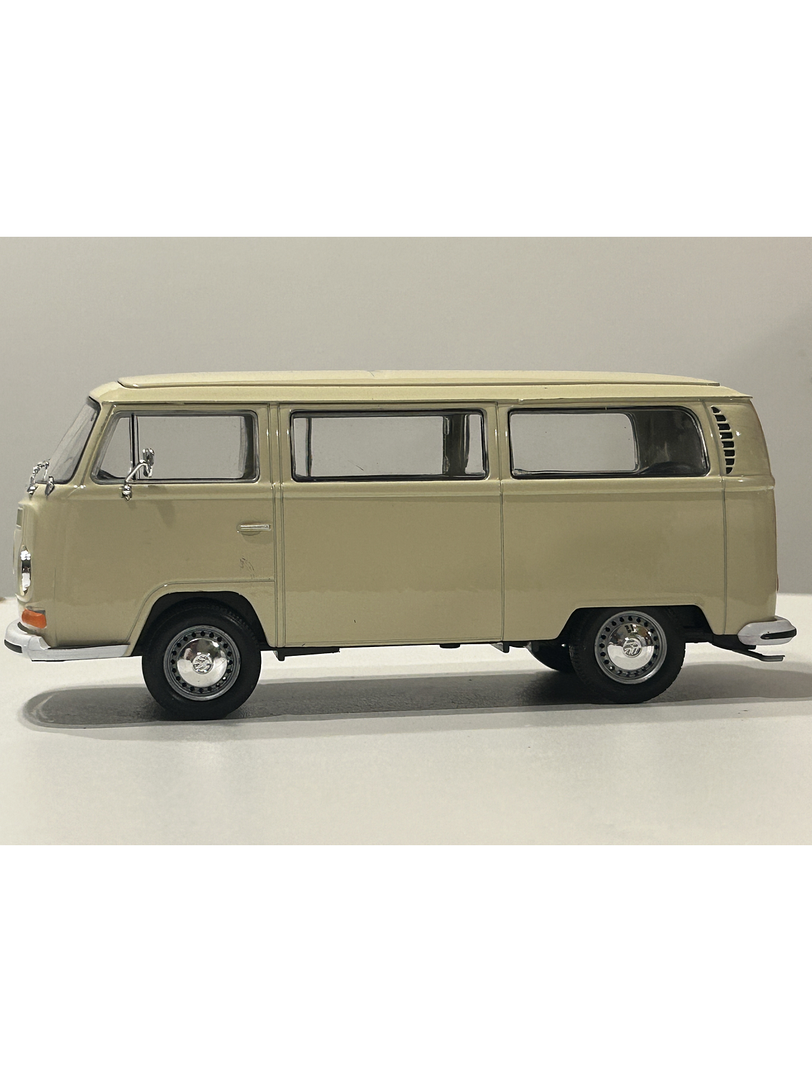 Volkswagen T2 Bus 1972 beige 1:24 Welly – Microbús Kombi clásico de colección 6