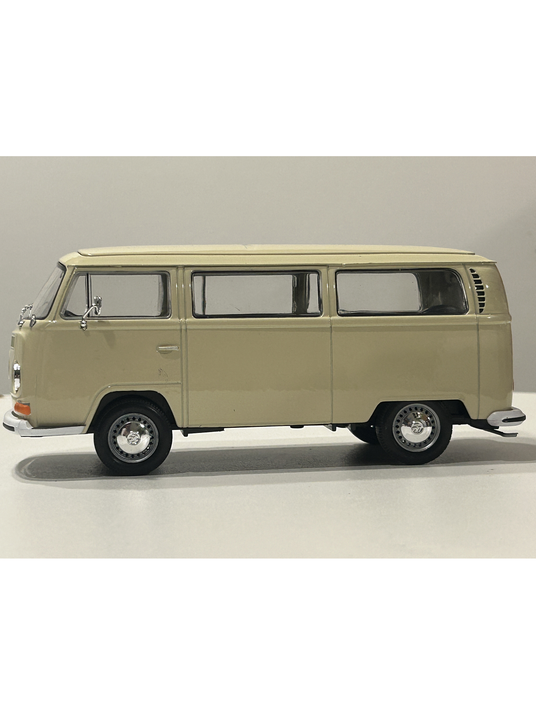 Volkswagen T2 Bus 1972 beige 1:24 Welly – Microbús Kombi clásico de colección 6