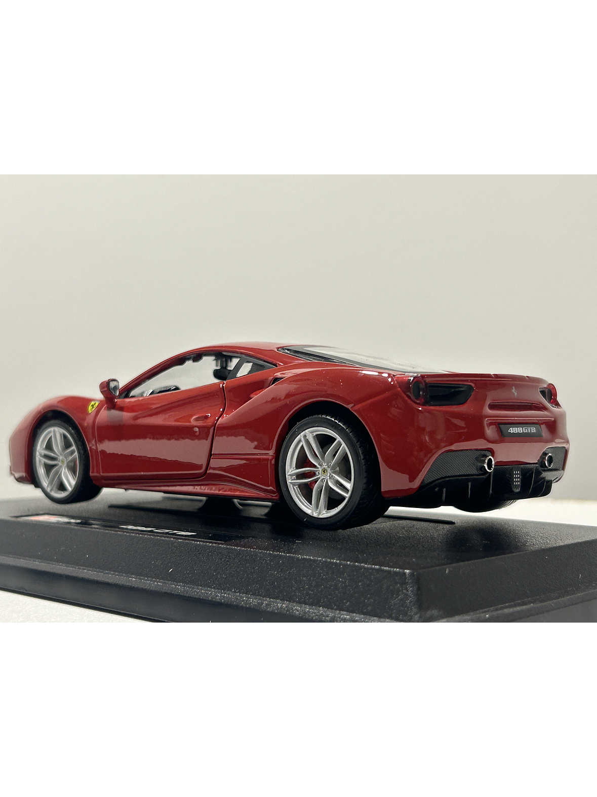 Bburago Ferrari 488 GTB 1:24 – Superdeportivo italiano rojo para coleccionistas en Chile 9