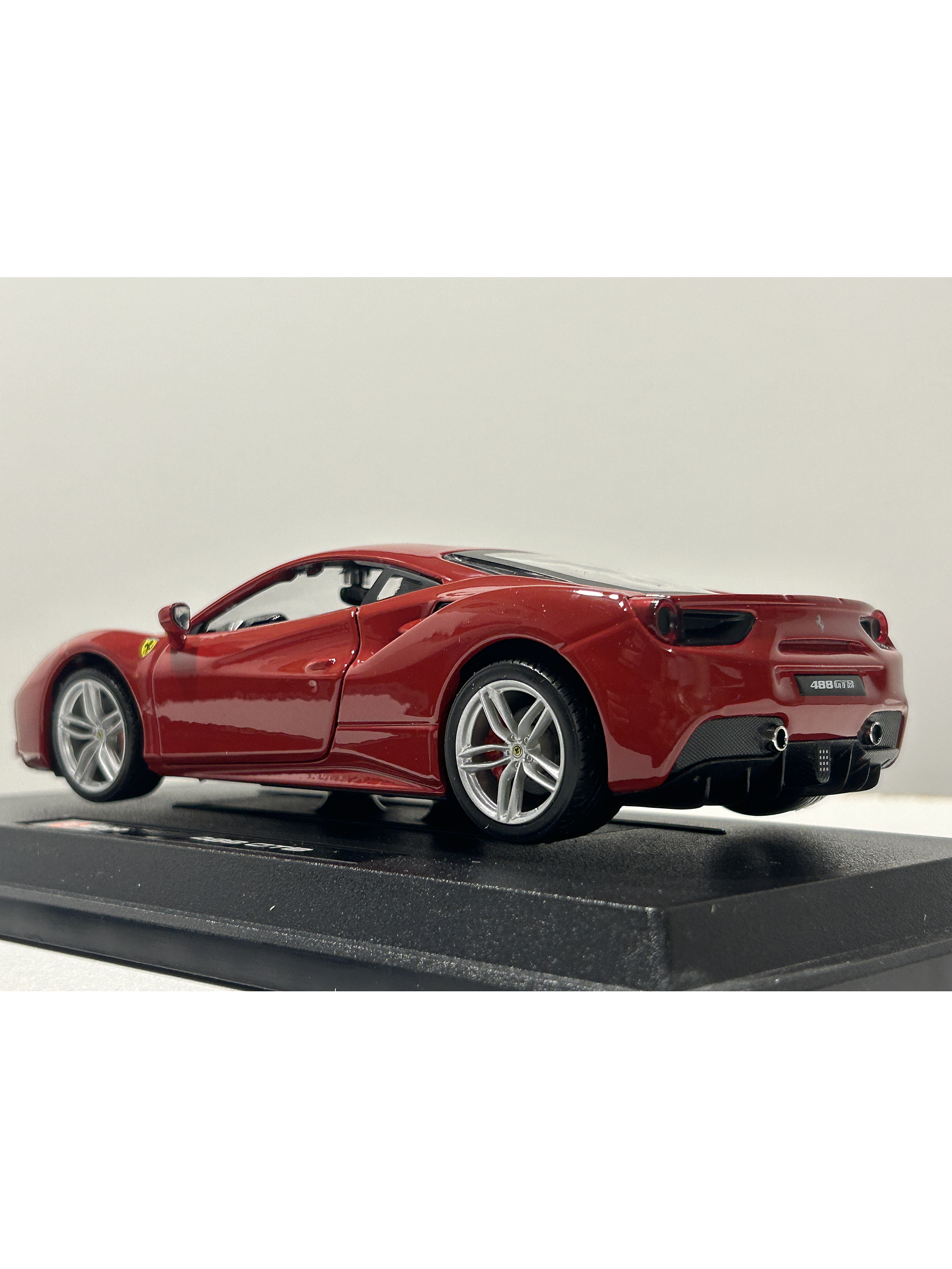 Bburago Ferrari 488 GTB 1:24 – Superdeportivo italiano rojo para coleccionistas en Chile 9