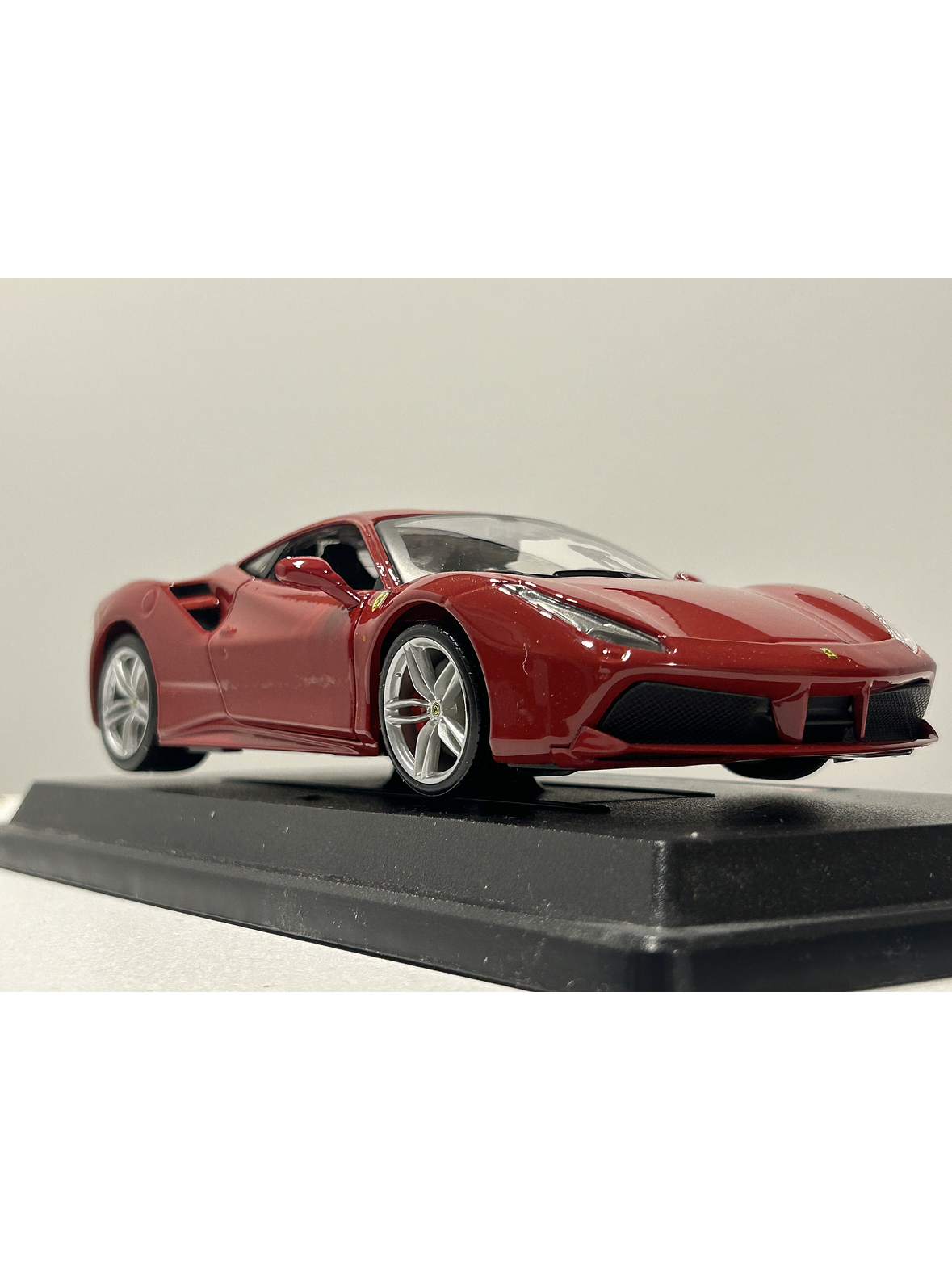 Bburago Ferrari 488 GTB 1:24 – Superdeportivo italiano rojo para coleccionistas en Chile 5