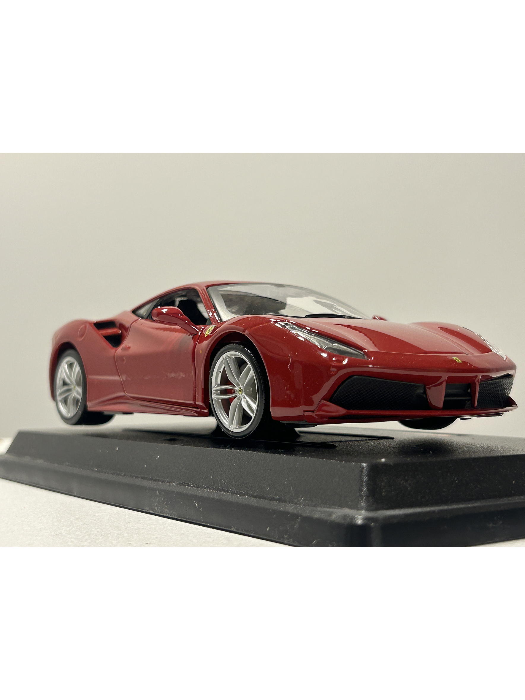 Bburago Ferrari 488 GTB 1:24 – Superdeportivo italiano rojo para coleccionistas en Chile 5