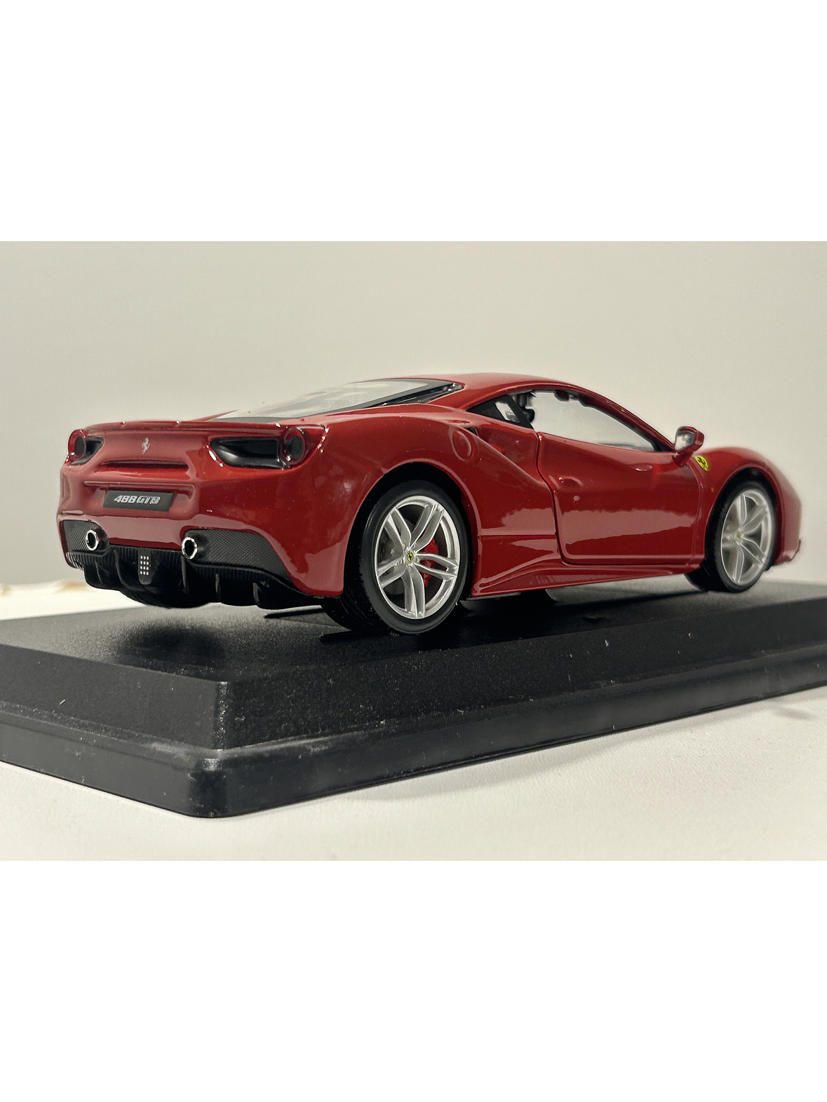 Bburago Ferrari 488 GTB 1:24 – Superdeportivo italiano rojo para coleccionistas en Chile 7