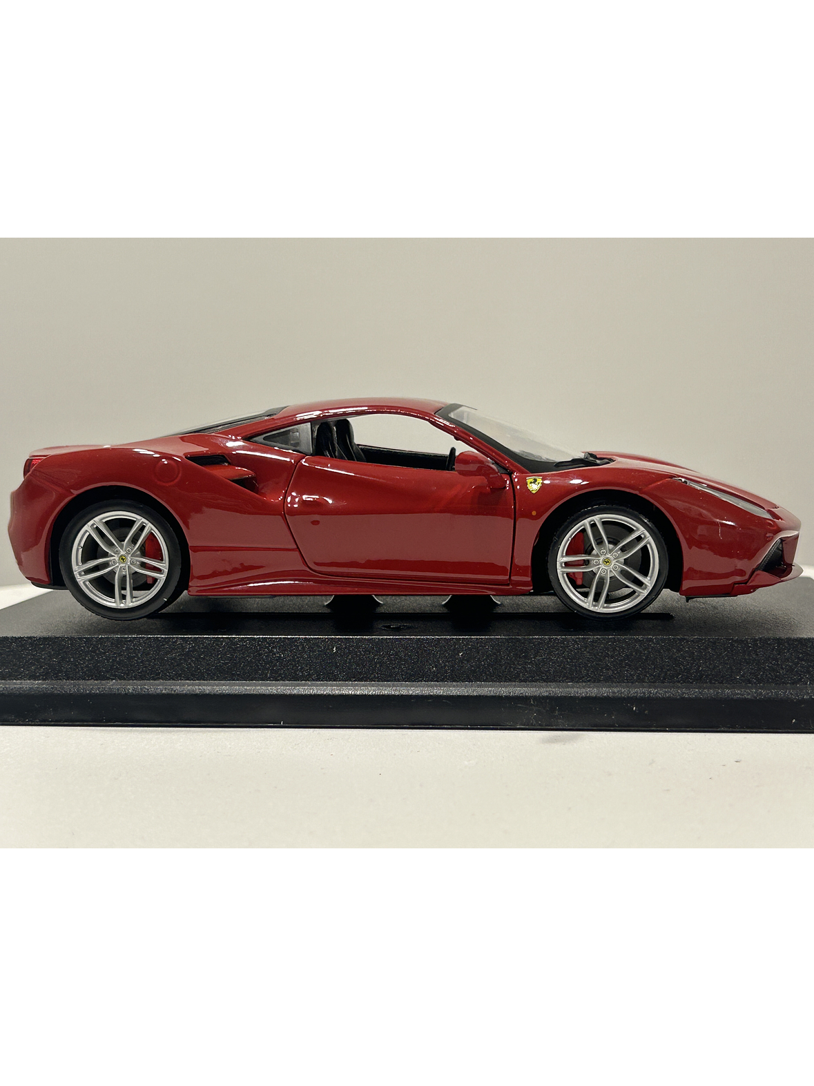 Bburago Ferrari 488 GTB 1:24 – Superdeportivo italiano rojo para coleccionistas en Chile 4