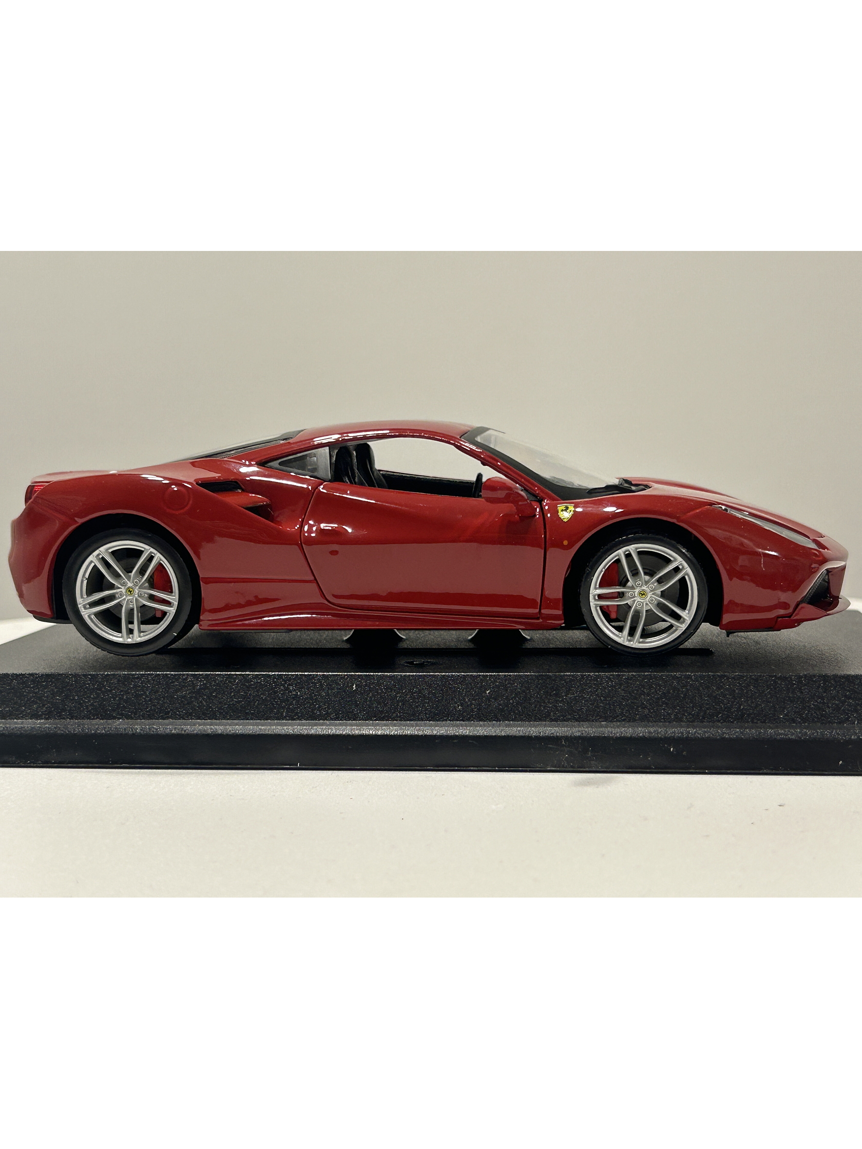 Bburago Ferrari 488 GTB 1:24 – Superdeportivo italiano rojo para coleccionistas en Chile 4