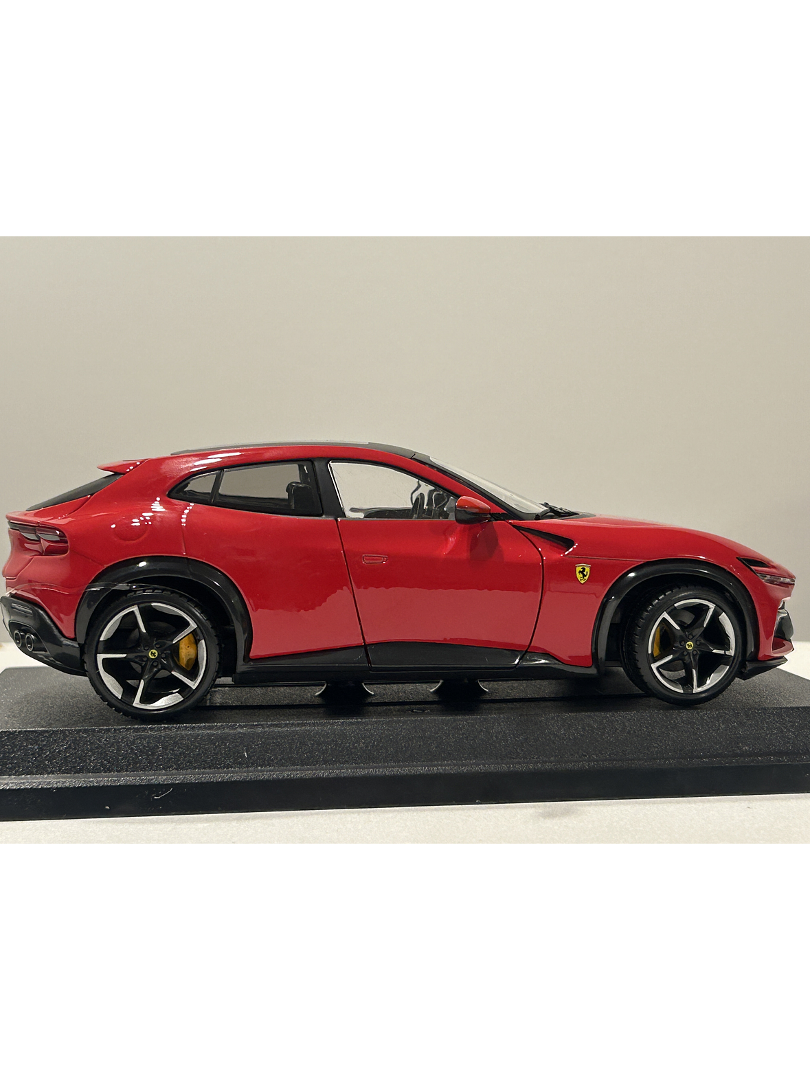 Ferrari Purosangue 1:24 Bburago – SUV V12 de Maranello para coleccionistas en Chile  4