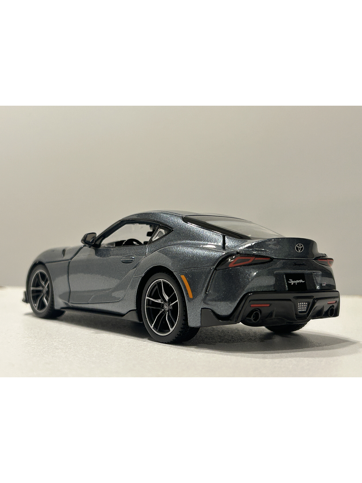 Toyota GR Supra Maisto 1:24 – Deportivo japonés icónico, metal gris y rojo – Ruta Nostalgia Chile  8