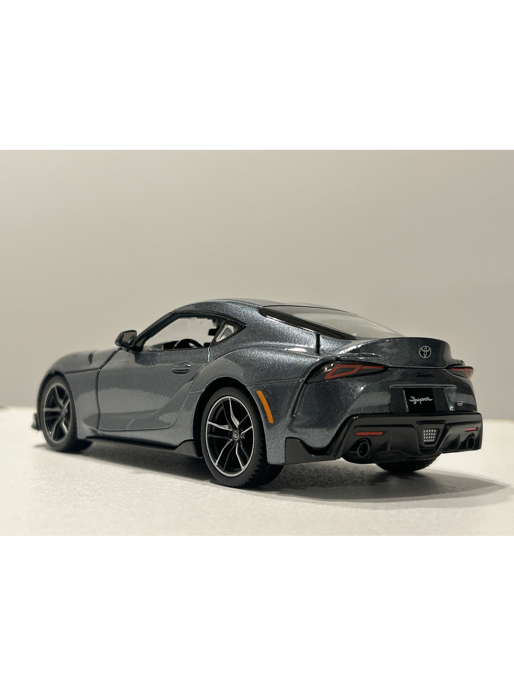 Toyota GR Supra Maisto 1:24 – Deportivo japonés icónico, metal gris y rojo – Ruta Nostalgia Chile  8