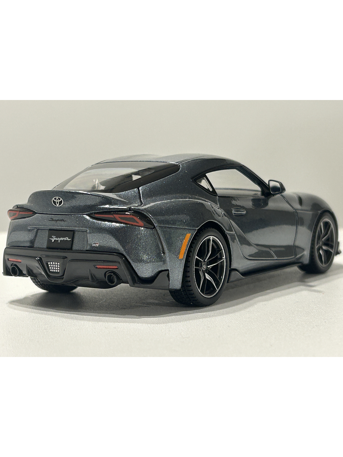 Toyota GR Supra Maisto 1:24 – Deportivo japonés icónico, metal gris y rojo – Ruta Nostalgia Chile  6