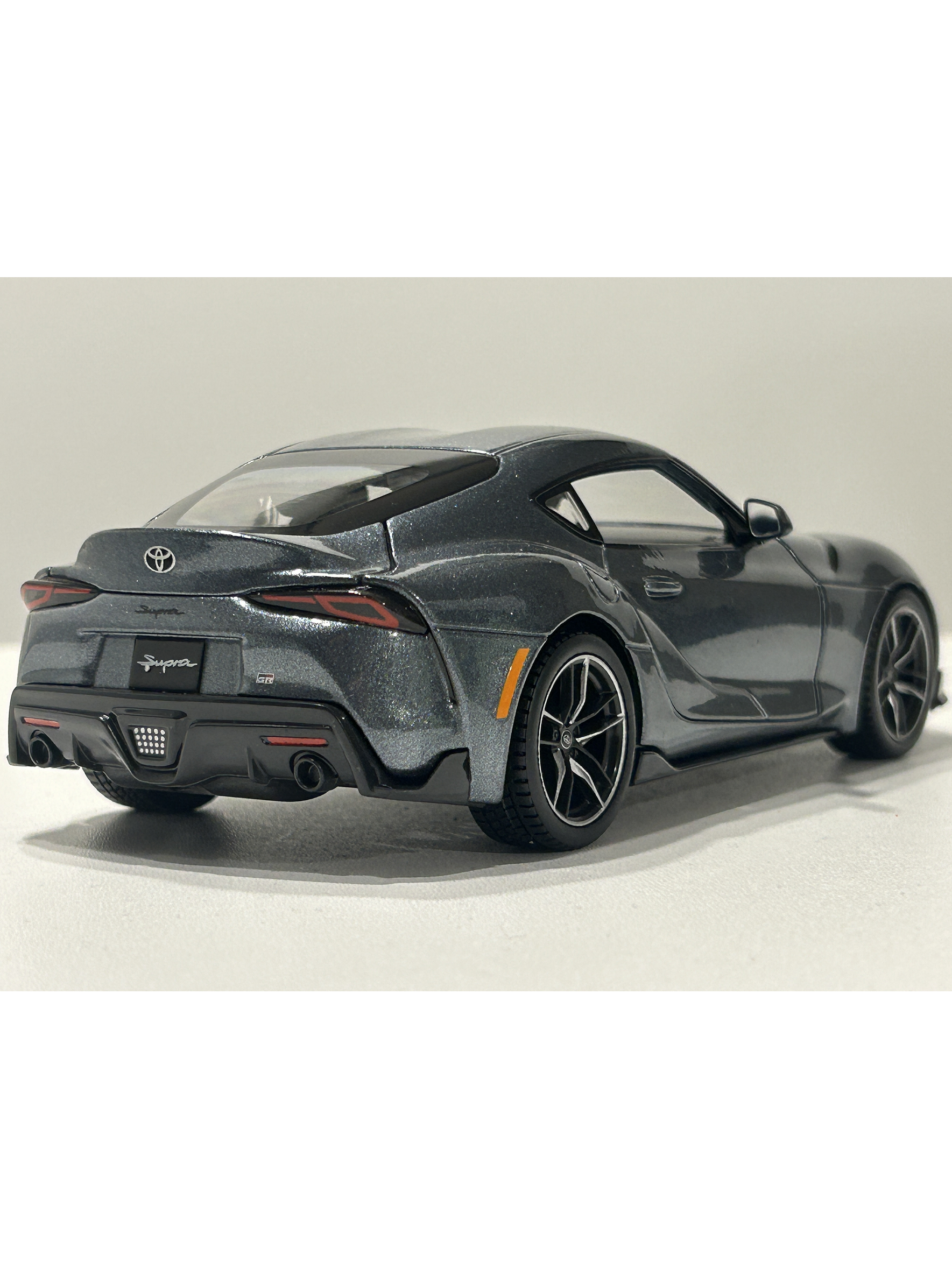 Toyota GR Supra Maisto 1:24 – Deportivo japonés icónico, metal gris y rojo – Ruta Nostalgia Chile  6