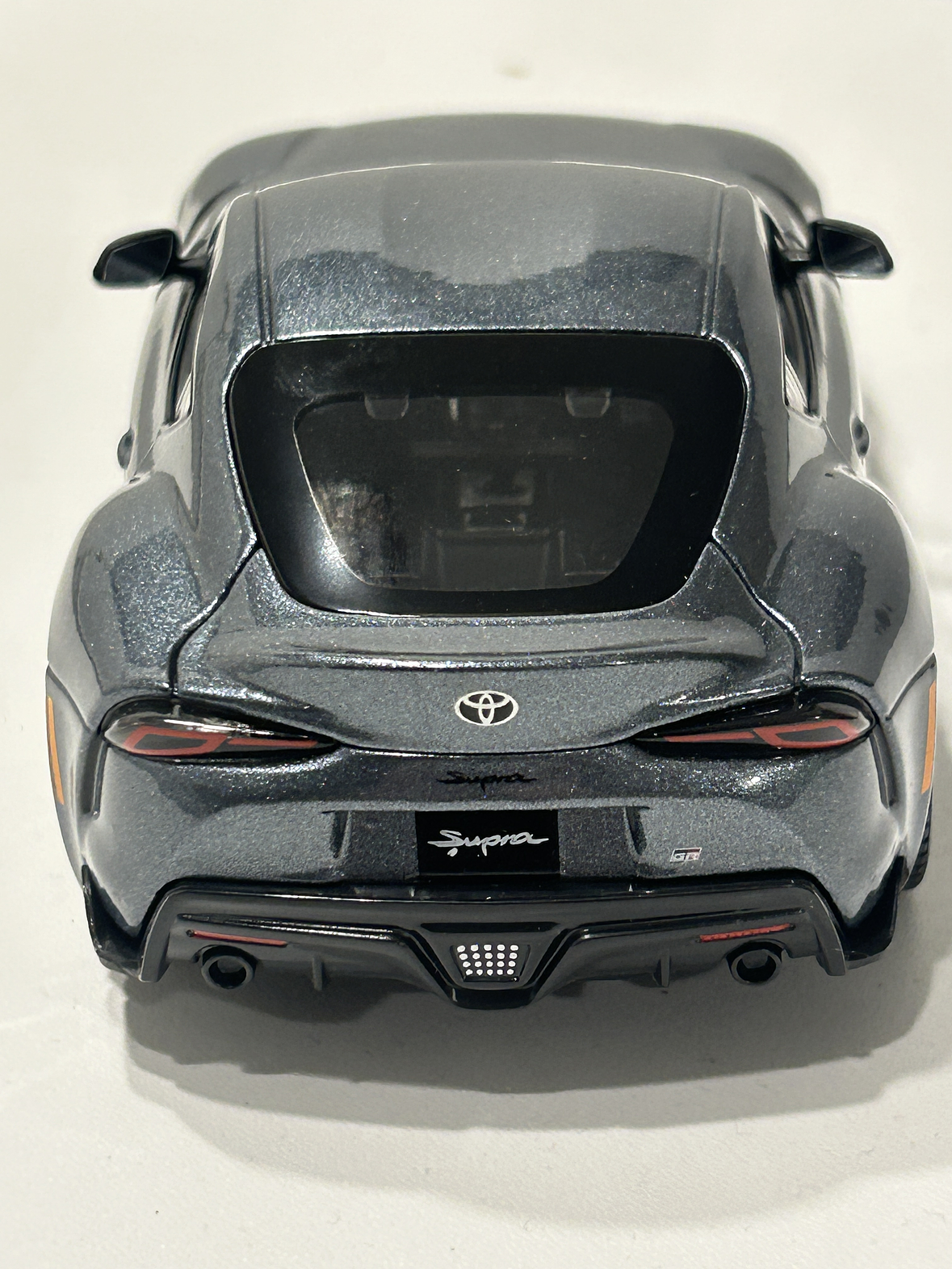 Toyota GR Supra Maisto 1:24 – Deportivo japonés icónico, metal gris y rojo – Ruta Nostalgia Chile  7