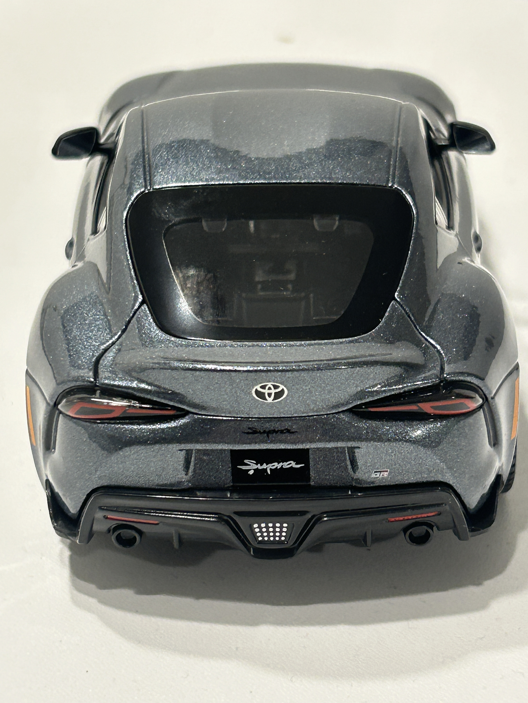 Toyota GR Supra Maisto 1:24 – Deportivo japonés icónico, metal gris y rojo – Ruta Nostalgia Chile  7
