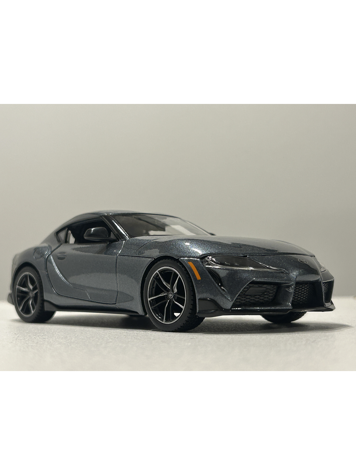 Toyota GR Supra Maisto 1:24 – Deportivo japonés icónico, metal gris y rojo – Ruta Nostalgia Chile  4