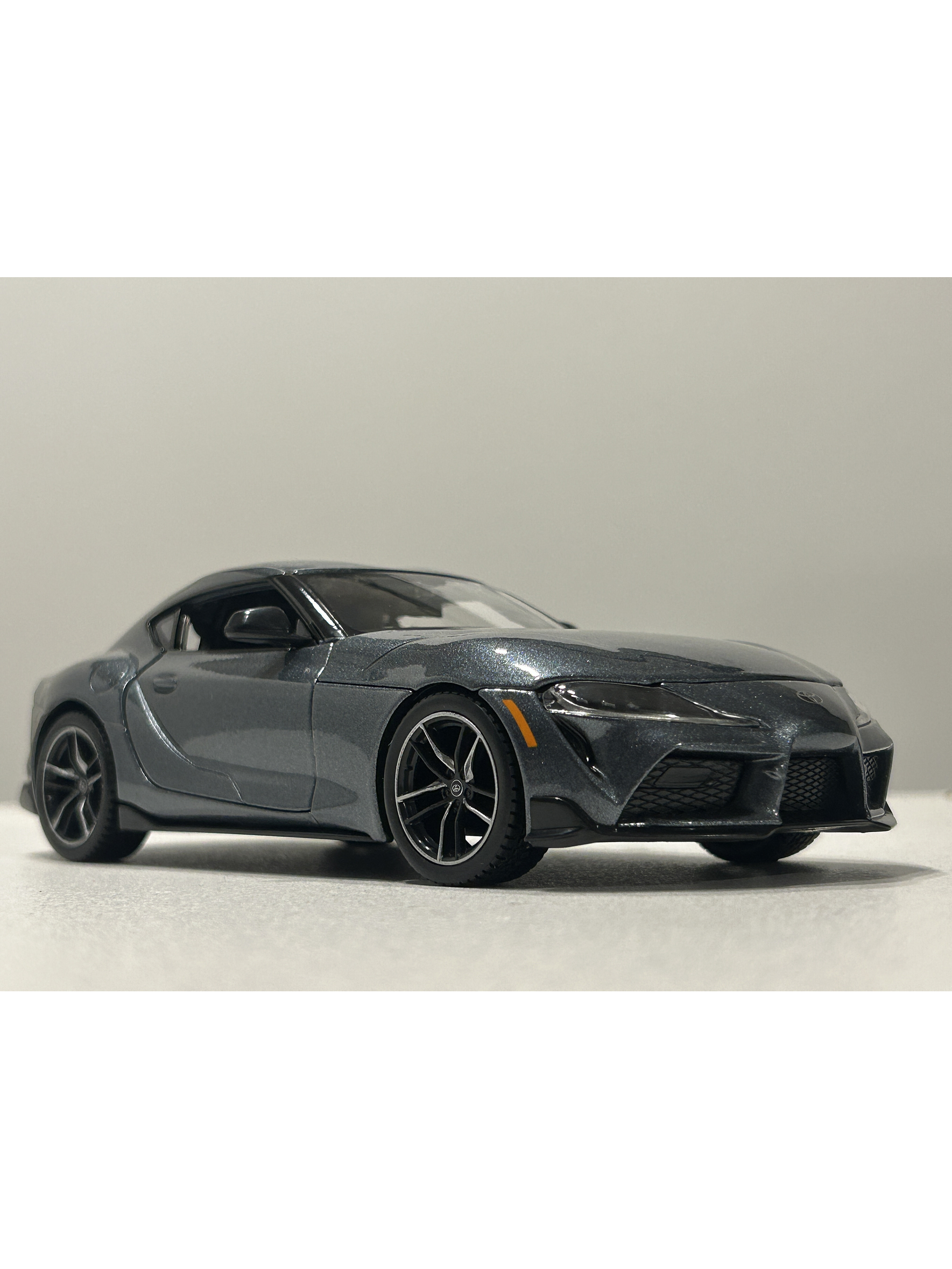 Toyota GR Supra Maisto 1:24 – Deportivo japonés icónico, metal gris y rojo – Ruta Nostalgia Chile  4