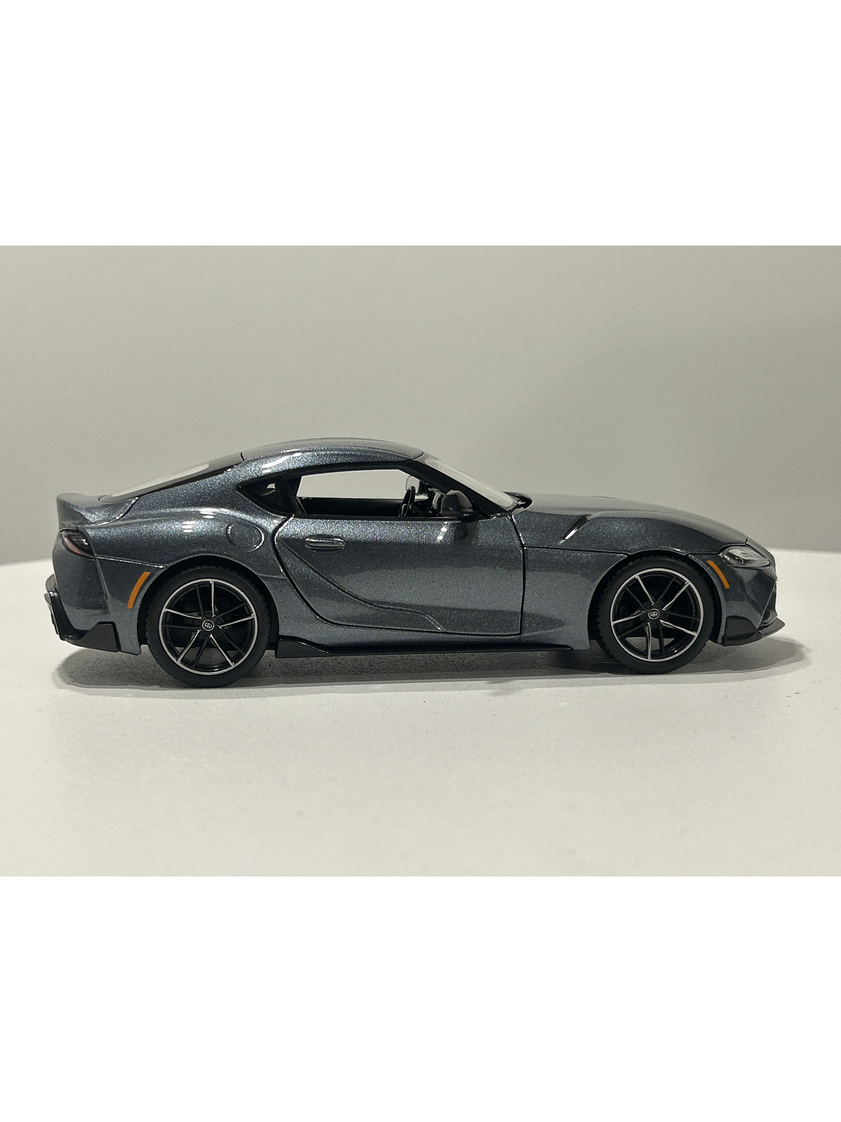 Toyota GR Supra Maisto 1:24 – Deportivo japonés icónico, metal gris y rojo – Ruta Nostalgia Chile  3