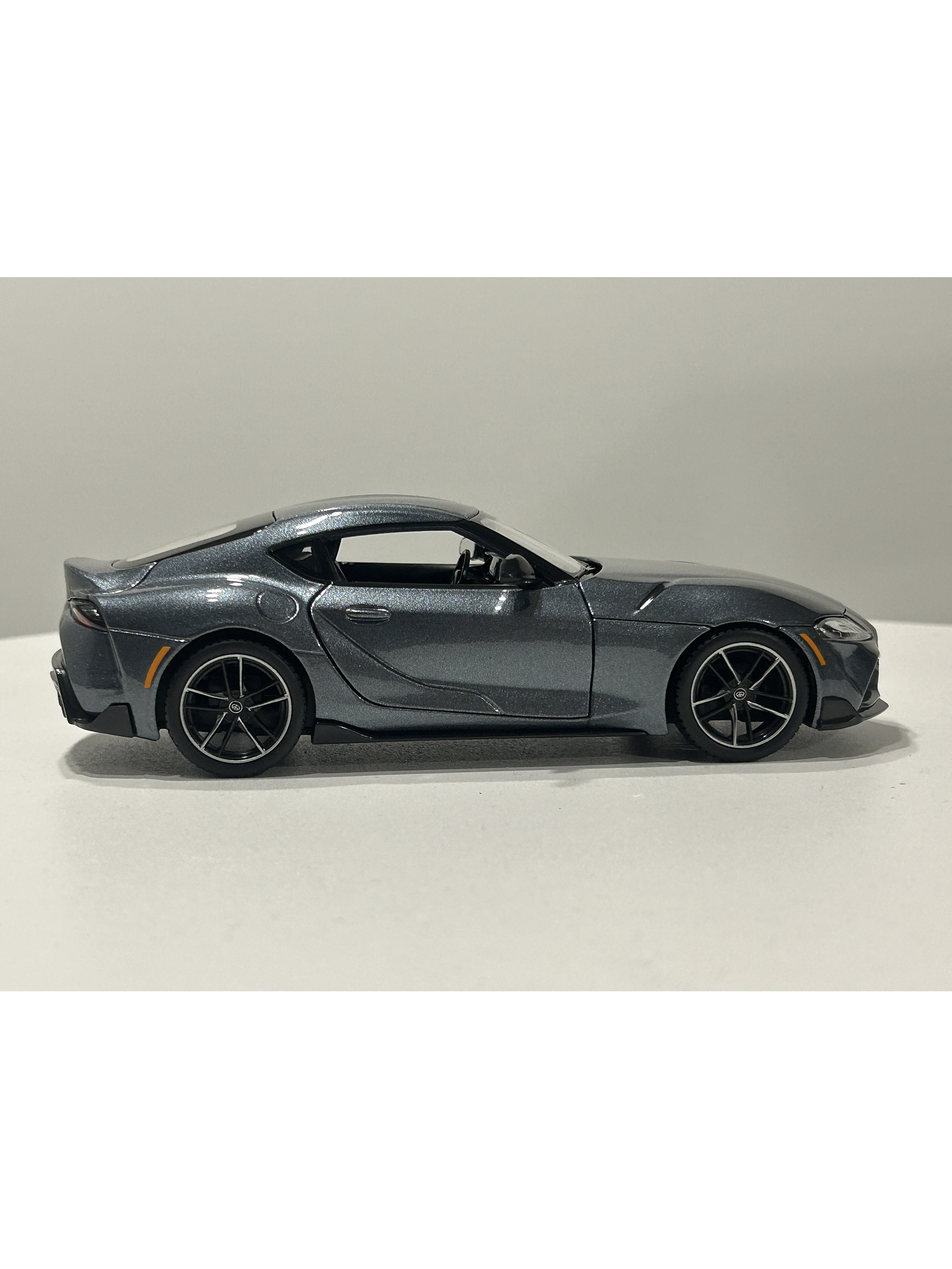 Toyota GR Supra Maisto 1:24 – Deportivo japonés icónico, metal gris y rojo – Ruta Nostalgia Chile  3