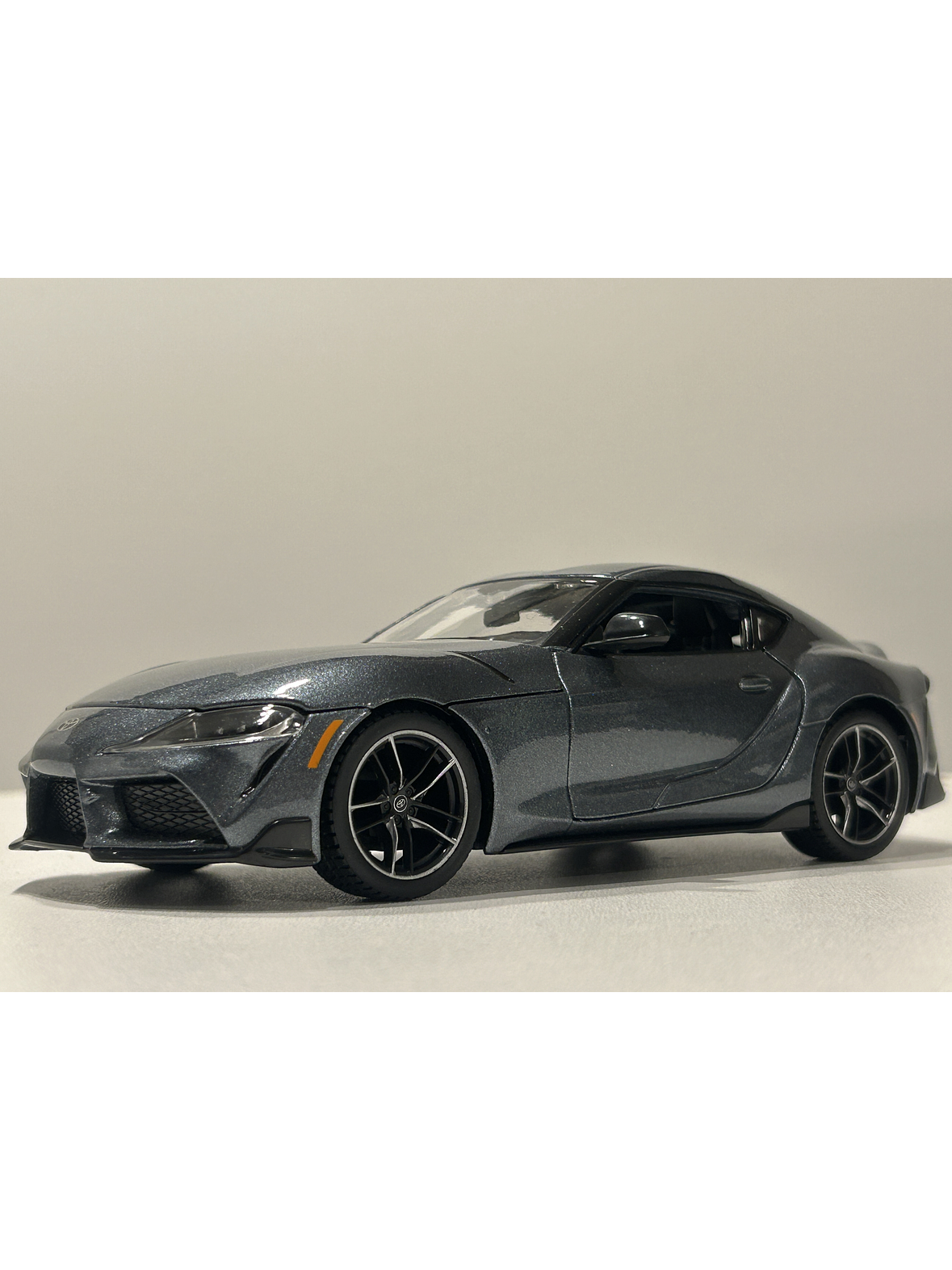 Toyota GR Supra Maisto 1:24 – Deportivo japonés icónico, metal gris y rojo – Ruta Nostalgia Chile  1