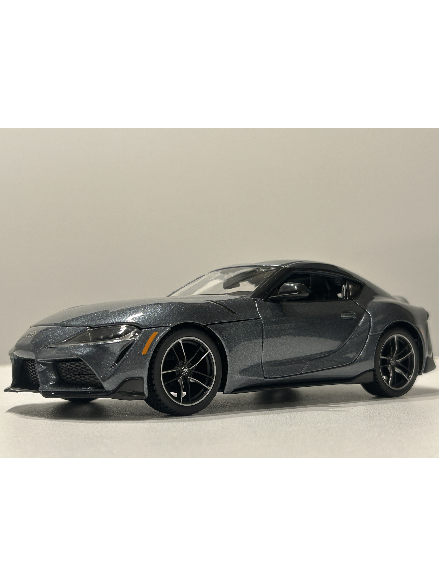 Toyota GR Supra Maisto 1:24 – Deportivo japonés icónico, metal gris y rojo – Ruta Nostalgia Chile  1