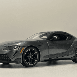Toyota GR Supra Maisto 1:24 – Deportivo japonés icónico, metal gris y rojo – Ruta Nostalgia Chile 