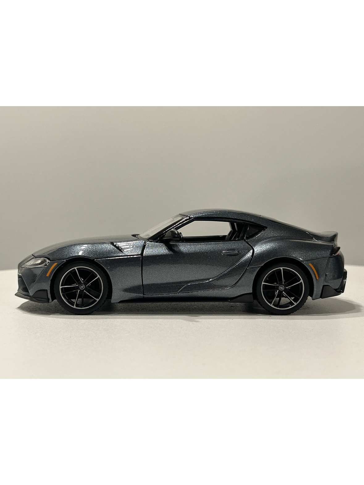Toyota GR Supra Maisto 1:24 – Deportivo japonés icónico, metal gris y rojo – Ruta Nostalgia Chile  5