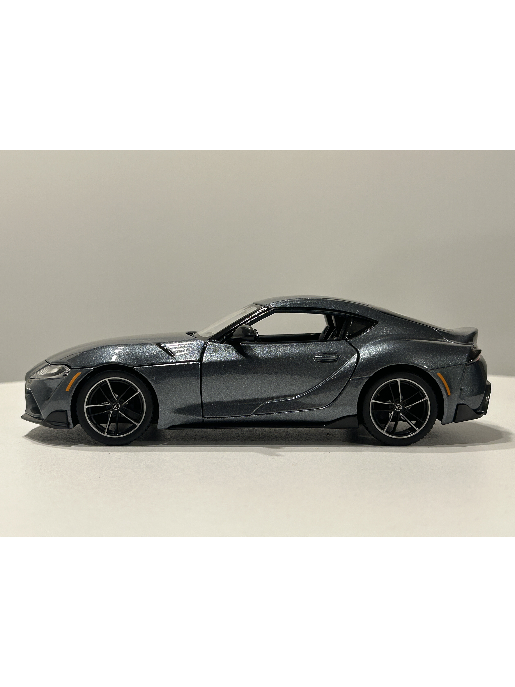 Toyota GR Supra Maisto 1:24 – Deportivo japonés icónico, metal gris y rojo – Ruta Nostalgia Chile  5