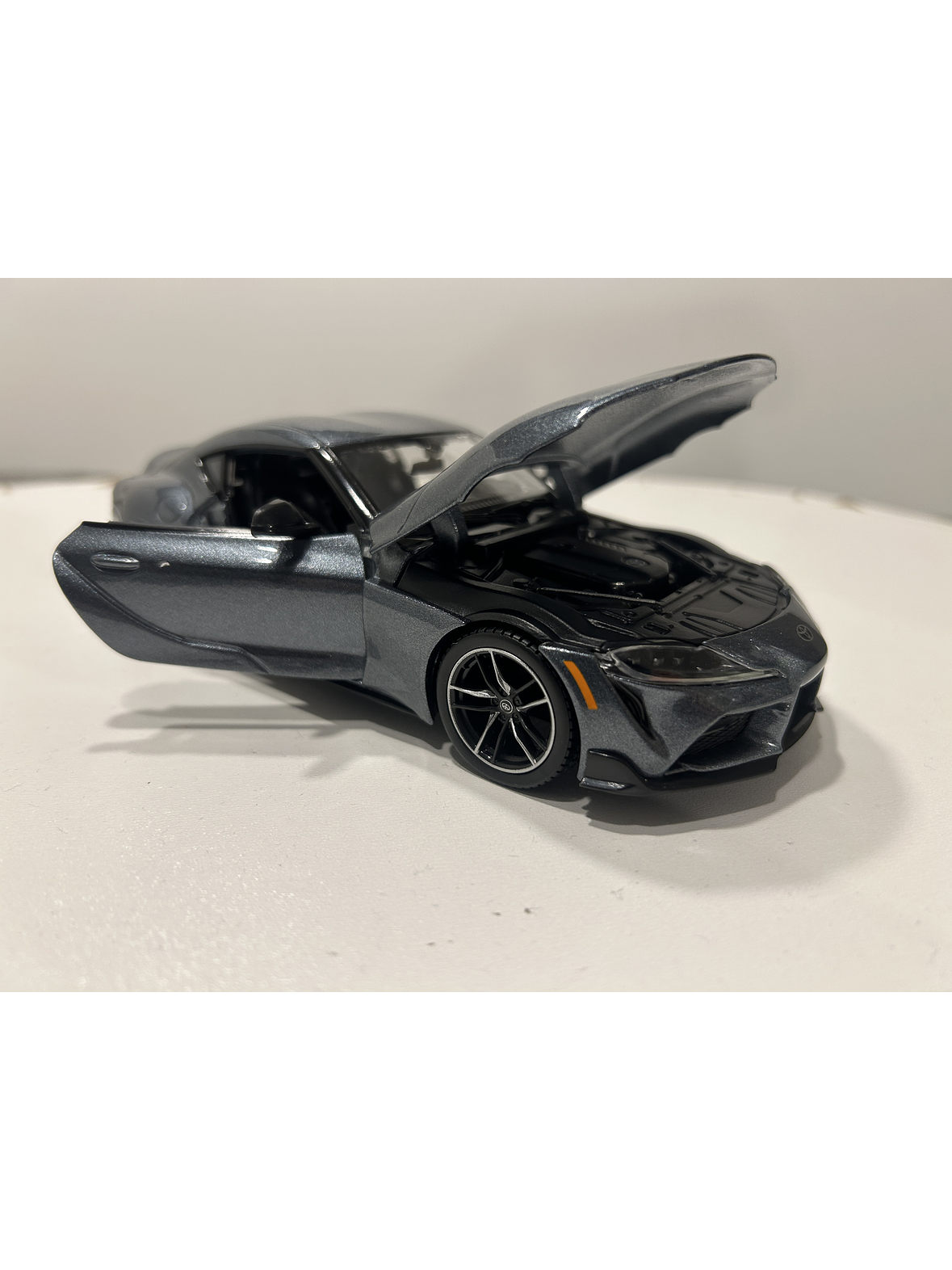 Toyota GR Supra Maisto 1:24 – Deportivo japonés icónico, metal gris y rojo – Ruta Nostalgia Chile  2