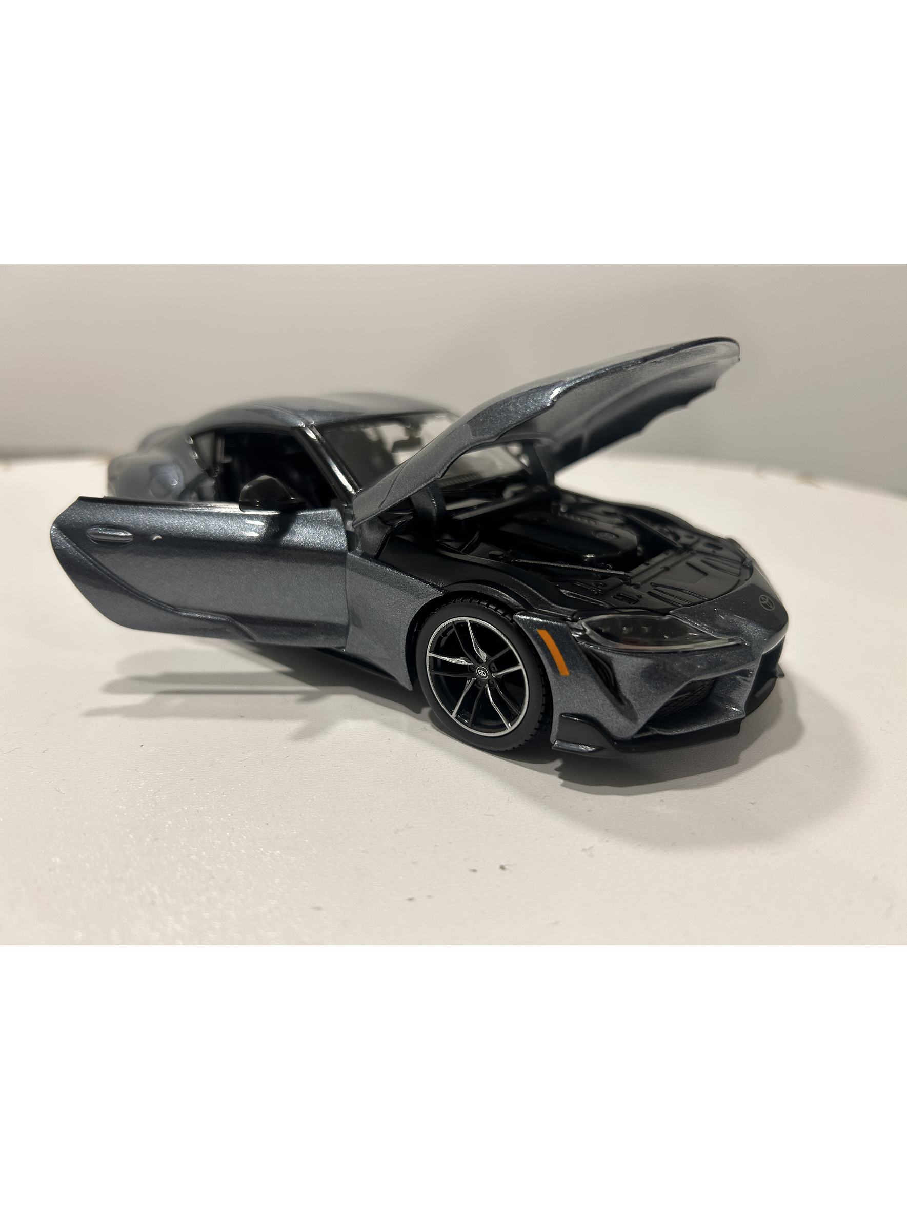 Toyota GR Supra Maisto 1:24 – Deportivo japonés icónico, metal gris y rojo – Ruta Nostalgia Chile  2