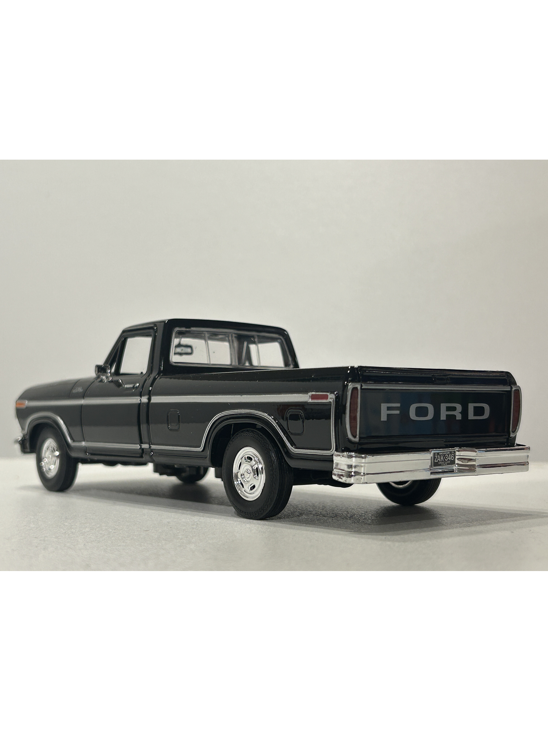 Ford F-150 Custom 1979 Motormax 1:24 – Pickup clásica americana para coleccionistas y amantes del transporte  9